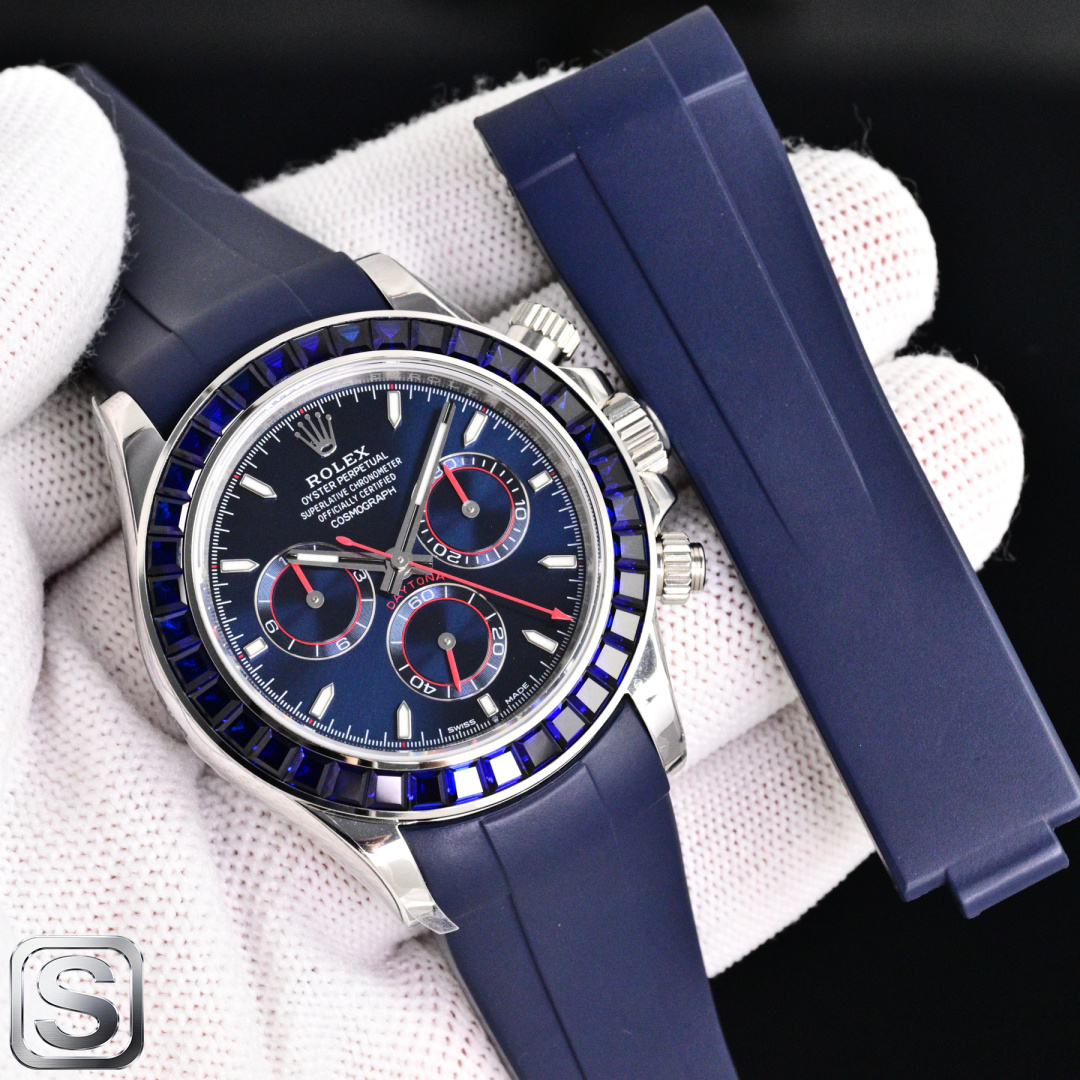 NO:820691,New product on the market M.Factory, clean. In order to satisfy the preferences of major buyers, the Rolex Daytona series is now launching optional designs, with optional diamond rings, lettering, shell cases, tape, and steel belt models. The newly launched modified Daytona watch is equipped with Dandong 4802 and Dandong movement.  Paired with dazzling sapphires and cultured diamonds, the modified watch not only has a new look in appearance, but also achieves a qualitative leap in performance and functionality.  Whether it is a classic replica that pursues retro charm, or a fashion innovation that showcases modern technology; whether it is a unique customization that highlights your personal taste, or a cross-border design that incorporates multicultural elements, we can meet your every need and expectation for watch modifications. Let your watch no longer be a cookie-cutter timekeeping tool, but a fashion accessory that highlights your unique style and personality, and a focus piece that you can confidently wear on any occasion.  In this ever-changing era, let us embark on an extraordinary journey of watch modification, promotions, steel belts and tapes, multi-functional mechanical watches in any color,,, rolex19860909新品 上市 M.Factory,clean. 劳力士 ROLEX 迪通拿系列 为了满足各大买家的喜爱,现推出选配设计,可任选钻圈,字面,壳套任意搭配,胶带,钢带款 全新推出改装品迪通拿改表,搭载丹东4802,丹东机芯 . 搭配炫彩夺目耀眼的蓝宝石跟培育钻.改装后的手表,不仅在外观上焕然一新,更在性能与功能上实现了质的飞跃. 无论是追求复古韵味的经典复刻,还是展现现代科技感的时尚创新；无论是彰显个性品味的独特定制,还是融合多元文化元素的跨界设计,我们都能满足您对手表改装的每一个需求与期待.让您的手表不再是千篇一律的计时工具,而是成为彰显您独特风格与个性魅力的时尚配饰,是您在任何场合都能自信佩戴的焦点之作. 在这个瞬息万变的时代,让我们一同踏上手表改装的非凡之旅,优惠活动、钢带送胶带、颜色任选多功能机械腕表,,,rolex,Watch