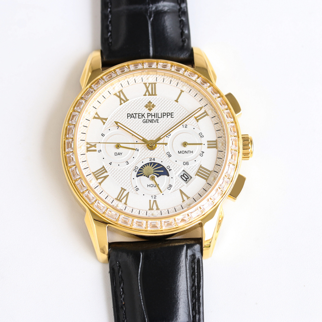 NO:822025,TW produced platinum diamond ring 50 TW Factory Patek Philippe PP R73 movement complex function chronograph series launched Patek Philippe noble art!  (The upgraded version has an improved shell that is thinner than the old version, the glass has been upgraded to be wear-resistant and fall-resistant, and is smoother and more beautiful than the old version! The inner cover has been updated to a steel-made inner cover; the texture and feel of the watch appear more perfect) Exclusive text plus high-end inner shadow logo, with imported multi-function movement (0 repair) function (24 hours, week, stars, month) imported 316 fine steel using 18k quality furnace vacuum plating!  Paired with Italian imported calfskin!  Original folding buckle!  Size 40mm. Wear-resistant and scratch-resistant sapphire glass!  Super waterproof to 50 meters!  Simple but not simple!  You can never own a Patek Philippe, you are just keeping it for your descendants. (Serious promise: The physical product has a better luster and a more exquisite feel. The dial scale is lifelike. The shell and case craftsmanship are all master-level light body inspections. Coupled with the high-tech forging of new era machines, it is shocking and noble. You deserve it! Made by a big factory! Luxurious and refined. Recommend men's multifunctional mechanical watches as gifts. For the best luxury recommendations, please look for TW's exclusive quality, patek philippe, cowhide19860909TW 出品 白 金 钻圈50 TW Factory 百达翡丽 PP R73 机 复杂功能计时系列上市 Patek Philippe 贵族的艺术品！（升级版改进壳身比旧版本更薄、玻璃升级耐磨抗摔、比旧版本更平整美观！内罩更新成钢鑫制内罩；手表质感 手感 显得更完美）独家字面加高档内影logo,搭配进口多功能机芯（0返修）功能（24小时,星期,星辰,月份）进口316精钢采用18k品质炉内真空电镀！搭配意大利进口小牛皮！原装折叠扣！尺寸40mm.耐磨防刮蓝宝石玻璃！超强防水50米！简约而不简单！你永远无法拥有一块百达翡丽,你只是在替你的后代保管他. ( 慎重承诺 产品实物光泽手感更佳精湛 字盘刻度栩栩如生 壳套工艺都是宗师级别轻身检验 加上新时代机器高技锻造 上手震撼尊贵非凡.你值得拥有！大厂打造！奢华精致推荐男士多功能机械腕表送礼最佳奢华推荐请认准TW独家品质,,patek philippe,cowhide,Watch
