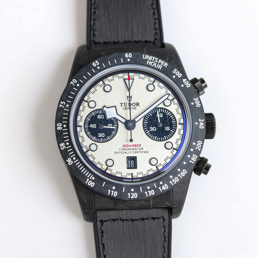 NO:820687,PLS TUDOR Black Bay Series M79377KN-0001  Watch friends who know Tudor can see that the brand has achieved excellent results in rejuvenation and recognition in recent years. This Tudor Black Bay Chronograph Carbon Fiber 25 Limited Edition is very suitable for watch friends who want to try the dopamine style but don’t want to be too exaggerated. The diameter of the watch is 42mm, and the entire watch, including the lug covers, is made of full carbon fiber material.  Quality, the outer ring of the fixed tachymeter is also made of carbon fiber, which is thinner than the stainless steel model. It is equipped with a titanium chronograph button and a titanium case bottom cover, which is light and comfortable overall. The thickness of the case is 14.3 mm, the movement type is automatic, the case material is carbon fiber, the power reserve is 70 hours, and the waterproof multi-functional mechanical watch is 3 meters.19860909PLS 帝舵 TUDOR 碧湾系列 M79377KN-0001 了解帝舵的表友能看到品牌近些年在年轻化和辨识度上做到了出色的效果.而这款帝舵碧湾计时型碳纤25限定版就很适合想要尝试多巴胺风格但又不想过于夸张的表友.42mm表径,整个腕表包含表耳盖在内使用全碳纤维材质,固定测速计外圈同样以碳纤维制成,比不锈钢款更加纤薄,搭配钛金属计时按钮和钛金属表壳底盖,整体轻盈又舒服.表壳厚度14.3毫米,机芯类型自动机械,表壳材质碳纤维,70小时动储和米防水多功能机械腕表,,,Watch