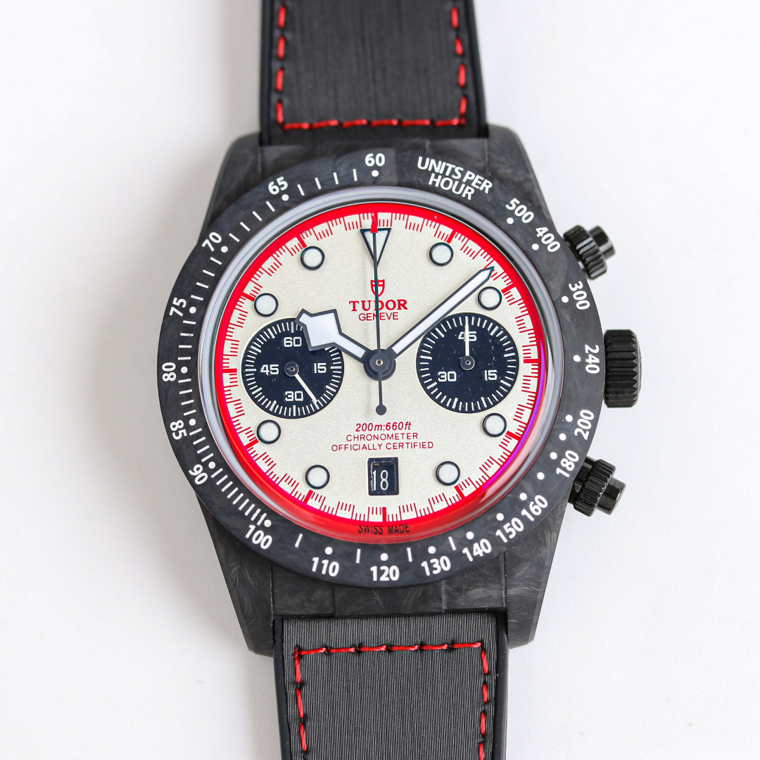 NO:820692,PLS TUDOR Black Bay Series M79377KN-0001  Watch friends who know Tudor can see that the brand has achieved excellent results in rejuvenation and recognition in recent years. This Tudor Black Bay Chronograph Carbon Fiber 25 Limited Edition is very suitable for watch friends who want to try the dopamine style but don’t want to be too exaggerated. The diameter of the watch is 42mm, and the entire watch, including the lug covers, is made of full carbon fiber material.  Quality, the outer ring of the fixed tachymeter is also made of carbon fiber, which is thinner than the stainless steel model. It is equipped with a titanium chronograph button and a titanium case bottom cover, which is light and comfortable overall. The thickness of the case is 14.mm, the movement type is automatic, the case material is carbon fiber, the power reserve is 70 hours, and the waterproof multifunctional mechanical watch is 3 meters.19860909PLS 帝舵 TUDOR 碧湾系列 M79377KN-0001 了解帝舵的表友能看到品牌近些年在年轻化和辨识度上做到了出色的效果.而这款帝舵碧湾计时型碳纤25限定版就很适合想要尝试多巴胺风格但又不想过于夸张的表友.42mm表径,整个腕表包含表耳盖在内使用全碳纤维材质,固定测速计外圈同样以碳纤维制成,比不锈钢款更加纤薄,搭配钛金属计时按钮和钛金属表壳底盖,整体轻盈又舒服.表壳厚度14.mm,机芯类型自动机械,表壳材质碳纤维,70小时动储和米防水多功能机械腕表,,,Watch