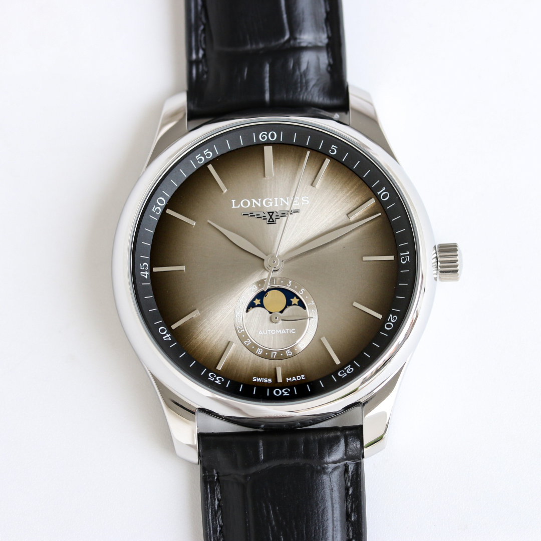 NO:822042,Produced by TW Factory TW Factory 42mm Longines Master Moon Phase Four-Hand Watch LM1 [Advancing Quality and Feeling Classic] LONGINES is equipped with a replica L899.5 integrated movement (all functions are synchronized with the original). 'The only one in the three major markets' The balance plate is hollowed out to match the latest L899.5 movement without the fine-tuning screws of the balance plywood.  Automatic rotor small bearing (note that this bearing is not a patch, please do not disassemble it without special tools for Longines movement)!  The only mirror effect moon phase disc, perfectly restored to the original!  Focus on conscience and good quality. ——Tw Factory Luxurious and Exquisite Recommend Men’s Multifunctional Mechanical Watches. The best luxury recommendations for gifts, please look for TW’s exclusive quality, longines19860909TW 出品  TW Factory 浪琴42mm名匠月相四针腕表LM1【臻于品质 感受经典】LONGINES 搭载复刻L899.5一体机芯（所有功能同步原装）. 『三大市场唯一』 摆轮板镂空对版最新L899.5机芯剔除摆夹板微调螺丝 自动陀真小轴承（注意此轴承并非贴片,没有浪琴机芯专用工具请不要乱拆）！ 唯一镜面效果月相盘,完美还原原装！ 专注良心好品质. ——Tw Factory 奢华精致推荐男士多功能机械腕表 送礼最佳奢华推荐请认准TW独家品质,,longines,Watch