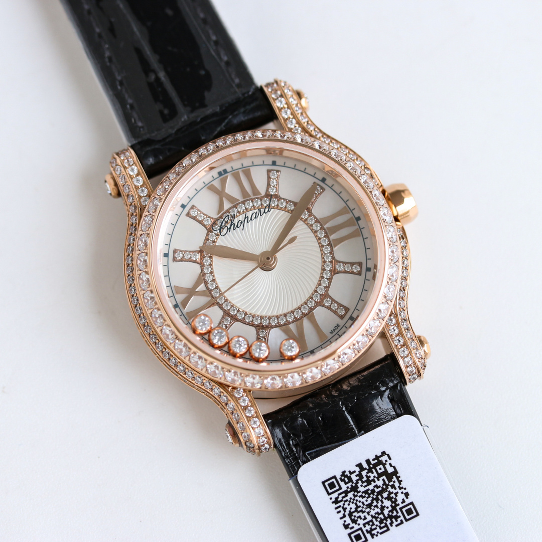 NO:820725,Gold First released on the whole network Chopard/Happy Sport series diamond-filled limited edition, 'gold and diamonds', 1 case is made of 316L fine steel, both sides of the case are inlaid with round brilliant-cut diamonds, each piece is sparkling and the color is white and translucent!  2 The dial is equipped with 7 happy diamonds and uses Swarovski crystals, each one is full of sparkle!  The base of each bead is carefully carved to achieve the consistent rotational movement effect of genuine diamond beads. 3. Equipped with a unique carved texture mother-of-pearl lettering, the halo radiated is the same as the original one!  4. The movement is equipped with (2892) mechanical automatic movement, with accurate travel time!  5 Paired with American crocodile leather strap, large size 36mm, small size 30mm, welcome to taste!  ,,swarovski,chopard,crocodile skin19860909金 全网首发 萧邦 / Happy Sport系列满钻限量款,“有金有钻”, 1壳套采用316L精钢制成,表壳两侧均镶嵌圆形明亮式切割钻石,颗颗火彩熠熠,色泽白净透亮！ 2表盘搭配7颗快乐钻,采用施华洛世奇水晶,颗颗饱满闪烁！每一个颗的底座都是精雕细琢,以求实现正品钻珠那一致的旋转运动的效果  3搭载与众不同的雕刻纹理珍珠贝母字面,放射出来的光晕与正品无二！ 4机芯方面搭载(2892)机械自动机芯机,走时精准！ 5搭配美洲鳄鱼皮表带,大号36mm,小号30mm、欢迎品鉴！,,swarovski,chopard,crocodile skin,Watch
