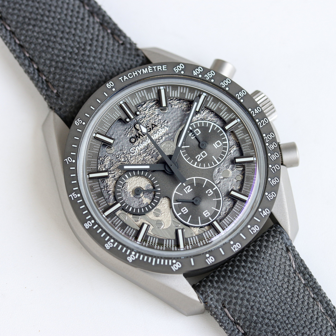 NO:822350,Produced by TW Factory, the new Omega OB2 Speedmaster series 'Bright Moon Gray' watch has both sides of the moon, which can be seen on the wrist. OMEGA case 44.25mm gray case, treated with plasma technology, presents a metallic matte gray. The gray anodized aluminum hollow plate on the dial points directly to the 'bright side of the moon' (near the ground) texture of the movement.  The bezel is made of the same ceramic material, with a laser-engraved tachymeter scale and a luminous coating. The strap is available in rubber or coated nylon, both with lunar craters on the inside. The movement is engraved on both sides of the moon. Model Omega 3869 Master Chronometer movement, manual winding, 50-hour power reserve. The front (plate side) plywood has been laser ablated to replicate the 'bright side of the moon' on the front of the moon.  The back (transparent) oscillating weight and splint are engraved with 'Dark Side of the Moon' (far surface), and the back of the watch is engraved with the famous saying of the Apollo 8 astronauts 'THE MOON IS ESSENTIALLY GRAY' (The moon is essentially gray). Luxurious and exquisite, recommended men's multi-functional mechanical watch. For the best luxury recommendation as a gift, please look for TW's exclusive quality, omega19860909TW 出品  TW Factory 欧米茄 OB2 全新超霸系列“皓月之灰”腕表 月之双面,尽收腕间. OMEGA表壳44.25mm 灰色表壳,经等离子技术处理,呈现金属质感的哑光灰. 表盘灰色阳极氧化铝镂空盘,直指机芯“月之亮面”（近地面）纹理. 表圈同材质陶瓷,激光镌刻测速刻度,覆夜光涂层 表带配橡胶或涂层尼龙两种,内侧均有月球坑纹. 机芯双面月面雕刻 型号欧米茄 3869 至臻天文台机芯,手动上链,50小时动力储备. 正面（盘侧）夹板经激光烧蚀,复刻月球正面的“月之亮面”. 背面（背透）摆陀与夹板雕刻“月之暗面”（远地面）,表背镌刻阿波罗8号宇航员名言“THE MOON IS ESSENTIALLY GREY”（月球本质是灰色的）奢华精致推荐男士多功能机械腕表 送礼最佳奢华推荐请认准TW独家品质,,omega,Watch