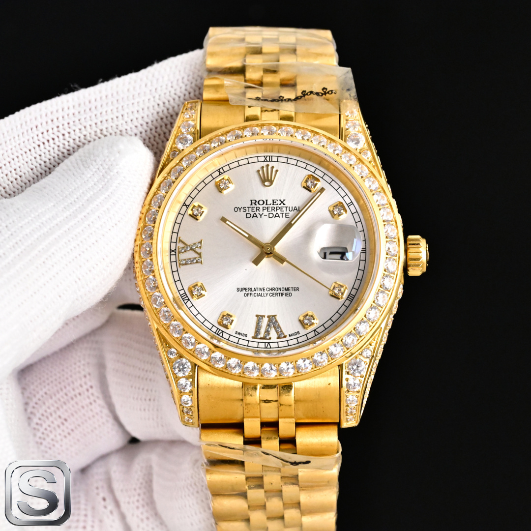 NO:882073,Produced by TW, white shell, gold shell, TW Factory, Rolex square diamonds, the top player's poisonous treasure R82 is extremely luxurious, perfectly restoring the most expensive Rolex Gypsophila watch in history - a special model of Submariner pavé diamonds!  A walking work of art, a symbol of ROLEX's ultimate luxury identity and status, the aura is clear at a glance!  Really stunning!  [Case] The size of the watch is 41mm. It is made of Germany's top 904L Oyster steel. The bezel, case, and bracelet are densely inlaid with the top Swarovski diamonds. Try to restore the authentic and extremely luxurious and incomparable texture. [Watch strap] Made of 904L Oyster steel, the Oyster strap was launched at the end of the 1990s. It consists of three rows of wide,  It is composed of flat links and is extremely strong. The whole body of the bracelet is also neatly and meticulously studded with beautiful diamonds, giving it a radiant effect. [Movement] It adopts Japanese machine movement and its performance is extremely stable. [Mirror] Sapphire mirror. Super luminous words. The color of the words is more delicate, creating a visual effect consistent with the original product. Luxurious and exquisite. Recommended men's mechanical watch.  For the best luxury gift recommendations, please look for TW’s exclusive quality, swarovski, rolex19860909TW 出品 白壳 金壳  TW Factory 劳力士四角钻 顶级玩家毒物珍品R82奢华至极,完美还原史上最昂贵的劳力士满天星腕表——潜航者型密镶钻特别款！行走的艺术品,ROLEX极致奢华身份与地位的象征,气场一目了然！实物惊艳！【表壳】腕表尺寸41mm.采用德国顶级904L蚝式钢所制.表圈,表壳,表链都密集镶满最顶级的施华洛世奇美钻.尽量还原正品奢华至极的无敌质感【表带】采用904L蚝式钢打造,蚝式表带于年代末推出,由三排宽大、平整的链节组成,极其坚固,表链全身也整齐缜密的镶满美钻,效果光华四射.【机芯】采用日本机机芯,性能极为稳定.【镜面】蓝宝石镜面.超强夜光字面,字面颜色更细腻做出了与正品一致的视觉效果奢华精致推荐男士机械腕表 送礼最佳奢华推荐请认准TW独家品质,,swarovski,rolex,Watch