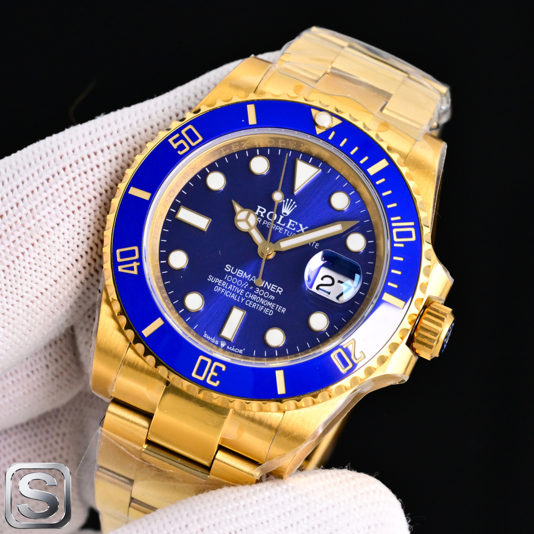 NO:860480,Gold Rolex Submariner Series The Rolex Submariner series is a model of classic watches, known as the classic among classics. Today’s update is the latest official size, with a diameter of 41mm, equipped with - movement and lifetime warranty!  The case is made of Rolex's unique gold steel (a combination of 904L stainless steel and 18K gold), with a black and blue dial, a Cerachrom ceramic word ring and gold-coated numerals, which is both fashionable and dignified. The crown uses a three-buckle winding crown, which can be said to be a triple waterproof system developed by Rolex specifically for the Submariner. The three-buckle lock device is composed of 10 sets of different parts.  After the configuration is completed, it only needs to be tightened to make the Oyster case completely airtight, with strong protection comparable to that of a submarine hatch. The bracelet uses a classic Oyster strap with three rows of links, made of gold steel, which is extremely strong and durable, and the brushed metal design highlights a strong metallic texture!  The ergonomically designed lugs and the Oyster strap are perfectly integrated and are very comfortable to wear. The advantage of the patented Glidelock buckle is that even if the diver is wearing a diving suit, it can be used without using any tools.  The strap can be easily adjusted; the strong tooth-like parts under the buckle can extend the strap to 20mm with a length of 2mm per section. Sapphire mirror, super luminous, very fine workmanship on the case and strap, mechanical watch,,rolex,gold19860909金 劳力士 ROLEX 水鬼系列 劳力士潜航者系列是经典腕表的典范,号称是经典中的经典,今天更新的是官方最新出的尺寸表径41mm, 搭载-机芯,终身保固！表壳采用劳力士特有的黄金钢（904L不锈钢和18K黄金的组合）材质,搭配黑色、蓝色的表盘,Cerachrom陶瓷字圈和金涂层数字,既时尚又不失庄重.表冠采用三扣锁上链表冠,三扣锁上链表冠可以说是劳力士专为潜航者型研发的三重防水系统.三扣锁装置由10组不同零件组成, 配置完成后仅需旋紧,即可让蚝式表壳完全密闭,坚固防护可媲美潜艇舱门.表链采用经典的蚝式表带,三排链节,黄金钢材质,极其坚固耐用,金属拉丝设计彰显出强烈的金属质感！人体工学设计的表耳和蚝式表带配合完美的融为一体,佩戴起来非常舒适.劳力土专利的Glidelock带扣,这种表扣的好处是潜水员即使穿着潜水衣,也可无须使用任何工具便能轻易调校表带；带扣下的坚固齿状部件可以每小节2亳米的长度,将表带延长至20亳米.蓝宝石镜面,超强夜光,表壳表带做工打磨非常精细机械腕表,,,rolex,gold,Watch