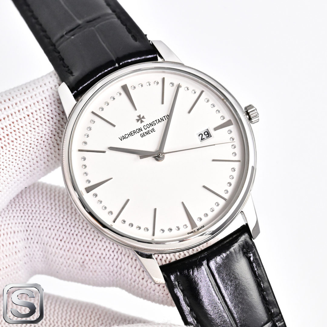 NO:924260,Produced by TW, white case, rose gold, TW Factory V4 upgraded version Vacheron Constantin VC R43 1 [Case] size 40MMX9MM, perfectly round case, with slightly isolated lug design, making it more suitable for the wearer's wrist. Each finished case needs to undergo MK's strict quality control to restore the unique texture of the original.  2 [Movement] The steel wheels and other components are all decorated by MK watchmakers, and the automatic oscillating weight is plated with 18k gold to maximize the original exquisite craftsmanship. 3 [Mirror] The front and rear sapphire glass mirrors are treated with anti-vertigo coating. 4 [Strap] Double-layer Italian calfskin, with Maltese cross pin buckle. A sincere work, you are welcome to appreciate it.  Luxurious and exquisite recommendations for men’s mechanical watches as gifts. The best luxury recommendations. Please look for TW’s exclusive quality, vacheron, cowhide.19860909TW 出品 白壳 玫金  TW Factory V4升级版本 江诗丹顿 VC R43 1【表壳】尺寸40MMX9MM,完美圆形的表壳,搭配微孤式表耳设计,使之更加贴合佩戴者的手腕.每一个成品壳套,都需经过MK严格的质量把控,方能还原正品独特的质感. 2【机芯】钢轮等部件均由MK制表师精工装饰,自动摆陀更是镀有18k金最大限度呈现原装精湛的工艺水平. 3【表镜】前后两片蓝宝石玻璃镜面,均有防眩晕镀膜处理. 4【表带】双层意大利小牛皮,搭配马耳他十字针扣. 诚意之作 欢迎您的品鉴 奢华精致推荐男士机械腕表送礼最佳奢华推荐请认准TW独家品质,,vacheron,cowhide,Watch