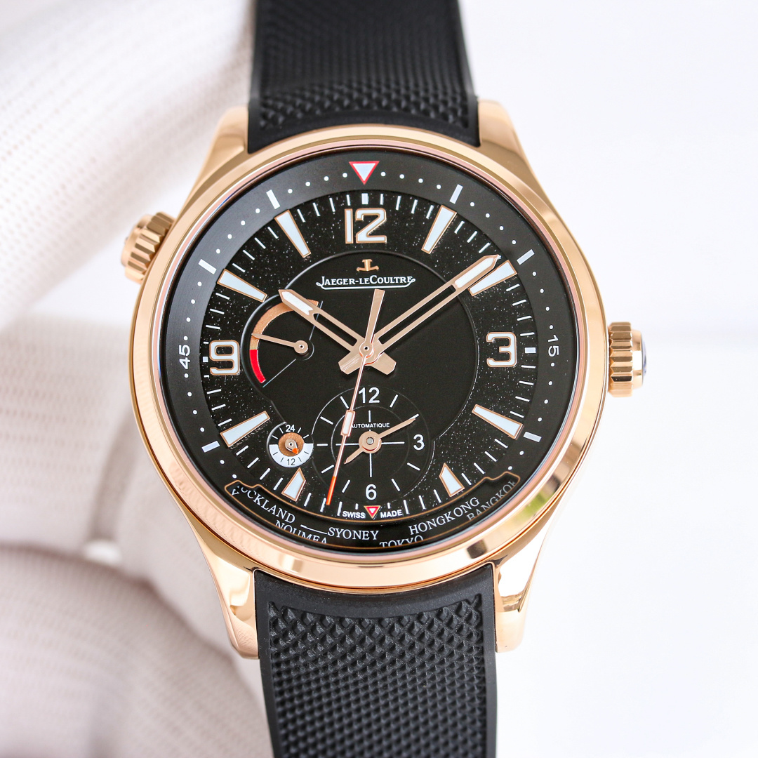 NO:860468,Gold TW New Jaeger-LeCoultre JL Beichen Series Geographic WT 'Global Limited Edition' Geographic World Time Watch adopts blue and black gradient color and all-black dial. The flange of the watch displays 24 time zones around the world, making it a reliable partner for action-minded men during travel. The wearer can set it through the crown at 10 o'clock. The size is 42mm case. 316L steel case with arched sapphire blue mirror.  Automatic winding using a replica of the Asian movement 936A/1. Unparalleled technology. The city name part is based on milky white. Calendar display at 2 o'clock. Second time zone display at 6 o'clock and power reserve display at 10 o'clock. The sub-dial is decorated with sunray pattern. Imported silicone strap. Original folding buckle multi-function mechanical watch,,,jaeger-lecoultre19860909金 TW 新款 Jaeger-LeCoultre 积家 JL 北宸系列 Geographic WT“全球限量版只”地理学家世界时腕表采用蓝黑渐变色与全黑色表盘 腕表的凸缘显示全球24个时区 成为行动派男士旅行期间的可靠搭档 佩戴者可透过10时位置的表冠设定, 尺寸42mm表壳 316L钢壳 搭配拱蓝宝石蓝镜面 采用亚洲机芯复刻版936A/1自动上链 技术无与伦比 城市名部分以乳白色为基底 2时位置的日历显示 6时位置的第二时区显示和10时位置的动力储存显示副表盘饰以太阳放射状饰纹 进口硅胶表带 原装折叠扣多功能机械腕表,,,jaeger-lecoultre,Watch