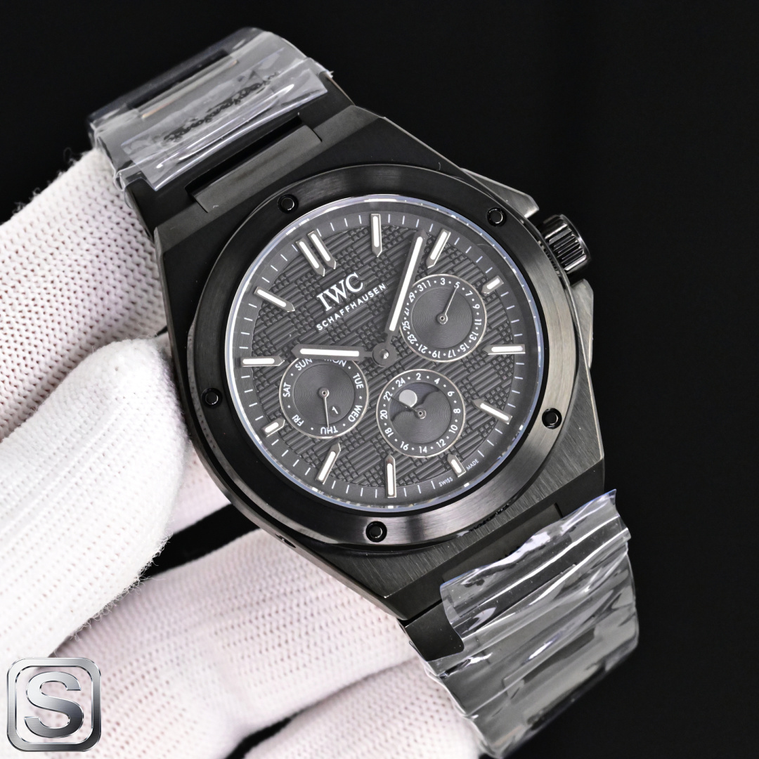 NO:858347,Produced by TW, white shell 1400 gold/black shell TW Factory has another 'project' for thousands of years!  Perfect once again!  IWC’s new Engineer Series L/BJ1 pays tribute to Gérard Dazun’s classic design!  1【Movement】Using the 82650 self-made movement, the movement is stable, accurate and requires almost zero repairs!  2 [Watch Case] ​​Genuine mold opening, 1:1 perfect restoration!  The size of the watch is 41.6mm. The entire case adopts a large-area brushing process. The eye-catching round bezel is matched with functional screws, and the polishing treatment on the angular edges directly enhances the luxury of the watch. It is exactly the same as the original craftsmanship!  3 [Dial] Adopts a three-panel layout, with the iconic 'grid' pattern on the dial, and a unique pattern composed of delicate fine lines and squares, setting off three sub-dials with a sunburst effect, which means it has multiple display functions!  The glass adopts double-sided anti-reflective arched sapphire-coated mirror!  4 [Strap Buckle] The watch is equipped with an integrated H-shaped link strap, which is polished and decorated with the same finish as the case. The buckle is engraved with the 'IWC' classic logo. The proportional design and flexibility allow the watch to achieve a better wearing experience. 5 IWC's most dazzling Engineer Perpetual Calendar watch. Suitable for various business occasions, simple and refined yet elegant!  Welcome watch friends from all walks of life to appreciate it. Luxurious and exquisite recommended men’s multi-functional mechanical watches. For the best luxury recommendations as gifts, please look for TW’s exclusive quality, loro piana, iwc19860909TW 出品 白壳 1400 金/黑壳  TW Factory 又一次“工程”万年！再一次尽善尽美！ IWC 万国 表全新工程师系列 L/BJ1 致敬杰罗·达尊的经典设计！ 1【机芯】采用82650型自制机芯,其机芯运转稳定,走时精准,几乎零返修！ 2【表壳】正品开模,1:1完美还原！腕表尺寸41.6mm,整个表壳采用大面积拉丝工艺,醒目的圆形表圈搭配功能性螺丝,组合棱角边缘上的抛光处理,直接拉升腕表的豪华感,与原装工艺效果如出一辙！ 3【表盘】采用三幅盘布局,用标志性的“网格”纹盘面,以细腻的细密线条与方科构成的独特纹,映衬着三个采用太阳纹效果的副盘,也即便显示功能多！玻璃方面采用双面防反光拱形蓝宝石镀膜镜面！ 4【表带表扣】随表配备了一体化H型链节表带,并与壳体饰面采用一样的打磨装饰,表扣刻有“IWC”经典标志,在整理比例设计跟灵活性上,让腕表实现更好佩戴的上手体验. 5IWC旗下最耀眼的工程师万年历腕表.适合各种商务场合,简敛精致不失优雅！欢迎各路表友品鉴.奢华精致推荐男士多功能机械腕表 送礼最佳奢华推荐请认准TW独家品质,,loro piana,iwc,Watch