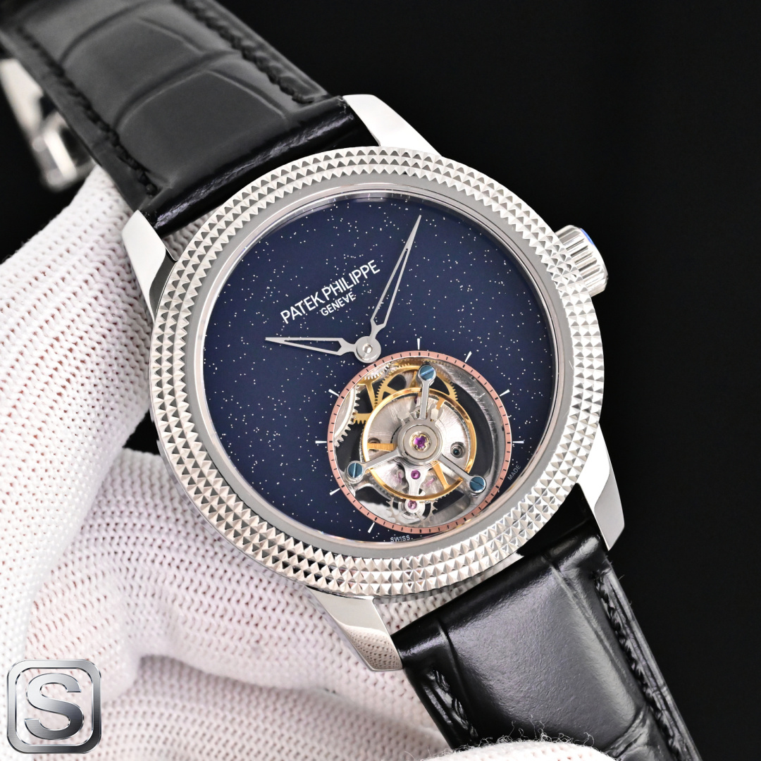 NO:858361,Ring produced by TW TW Factory Taiwan factory new product Watches and Miracles Patek Philippe PP Tourbillon KF1  The entry-level 42MM tourbillon watch was launched. Its simple and low-key design and focus on exquisite details make it worth savoring from every angle. In appearance, the iconic design of this series is the 'Paris stud pattern' on the bezel, which is a decoration inspired by architecture and resembles the 'tip of a diamond. This staggered pattern is under the skillful hands of the watchmaker.  The decorative pattern technique makes simplicity become three-dimensional, shiny and artistic, making people irresistible to its low-key and connotative beauty. Coupled with the elegant and refined dial design, it has become one of the most classic styles of Patek Philippe. Perhaps, in today's era that requires speed and passion, minimalism carries our ultimate dream. Luxury and exquisiteness recommend men's true flywheel mechanical watch.  For the best luxury gift recommendation, please look for TW’s exclusive quality, patek philippe19860909TW 出品 牙圈  TW Factory 台湾厂新品 钟表与奇迹 百达翡丽 PP 陀飞轮 KF1 推出了入门款42MM陀飞轮腕表,简约低调的设计、专注精致的细节令它从每个角度都成为值得品味.在外观上,这一系列的标志性设计是表圈的“巴黎饰钉图案”,它是一种灵感来缘于建筑学、仿若“钻石尖端的装饰.在制表大师的妙手之下这种交错格状饰纹技巧,使简约变成立体、闪亮、颇具艺术感,让人无法抗拒它低调、内涵的美.再配以清雅脱俗表盘设计,成为百达翡丽最经典的风格之一.或许,在如今这个需要速度与激情的时代,简约主义承载着我们的终极梦想,奢华精致推荐男士真飞轮机械腕表 送礼最佳奢华推荐请认准TW独家品质,,patek philippe,Watch