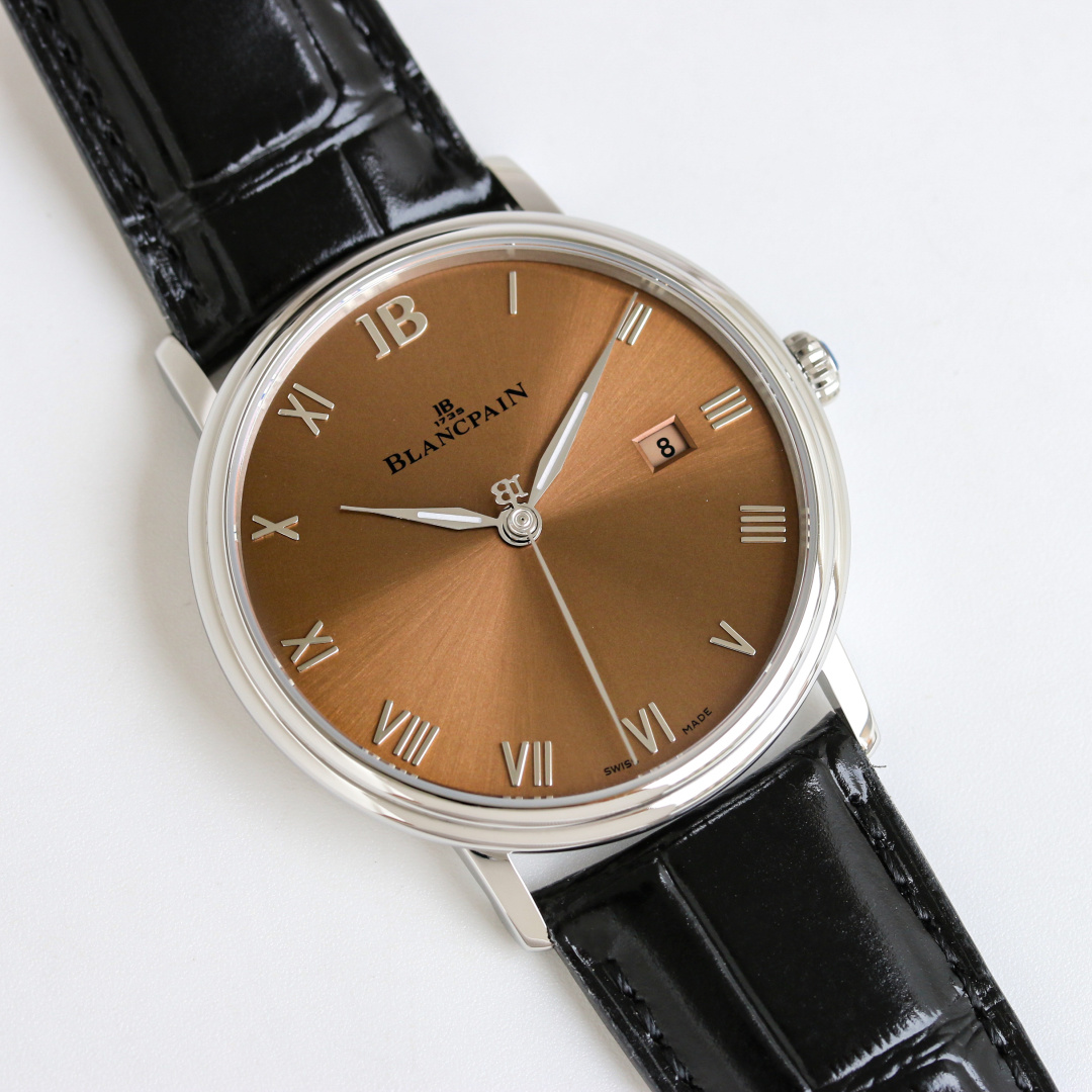 NO:860106,TW produced white shell gold shell TW Factory Blancpain JB OT2 classic series 6651 and new version 6651n enamel dial, 6651 willow leaf pointer, 6651n sword-shaped luminous pointer, Roman scale, simple and bright!  Like a gentleman on the wrist, classic and extraordinary!  The details are as follows: 1 [Case] The diameter of the watch is 40mm × 9.5mm. The lines connecting the shoulder and the case are obvious and polished in place. The case is full and shiny. All data are truly consistent with the original. 2 [Dial] The enamel dial is resistant to oxidation and corrosion, and has very good chemical stability. Even if the years change, it will still be radiant.  The new version 6651n uses Blancpain's 'JB abbreviation' at the 12th digit on the dial to replace the Roman numeral 12 hour markers of the classic version. 3 [Movement] Equipped with an imported movement for stable travel time, the classic version is equipped with a wheat-ear pattern gold automatic rotor, and the new version is equipped with a hollow JB logo automatic rotor.  4 [Buckle] The texture is invincible, comparable to the original. The IB word inside is made by CNC in one go, and is carefully polished and made by watchmakers. Each finished buckle needs to go through layers of processes. Luxurious and exquisite. Recommend men's mechanical watches. For the best luxury gifts, please look for TW's exclusive quality.19860909TW 出品 白壳 金壳  TW Factory 宝珀 JB OT2 经典系列6651 和 新版6651n 搪瓷表盘,6651柳叶指针,6651n剑型夜光指针,罗马刻度,简洁明快！犹如腕间绅士,经典非凡！细节如下 1【表壳】表径40mm×9.5mm,表肩和表壳交接的线条明显,打磨到位.壳套饱满,光泽四溢.所有数据真正做到于原装一致 2【表盘】搪瓷表盘抗氧化耐腐蚀,化学稳定性非常好,即使岁月境迁,依然光彩流盼. 新版6651n在表盘12位,用宝珀的“JB缩写”代替了经典版的罗马数字12时标 3【机芯】搭载进口机芯走时稳定,经典版装配麦穗纹金色自动陀,新版装配镂空JB标志自动陀 4【表扣】质感无敌,比肩原装.其内IB字样由CNC一气呵成,在由制表师傅精心打磨制作,每一个成品扣都需经历层层工序奢华精致推荐男士机械腕表 送礼最佳奢华推荐请认准TW独家品质,,Watch