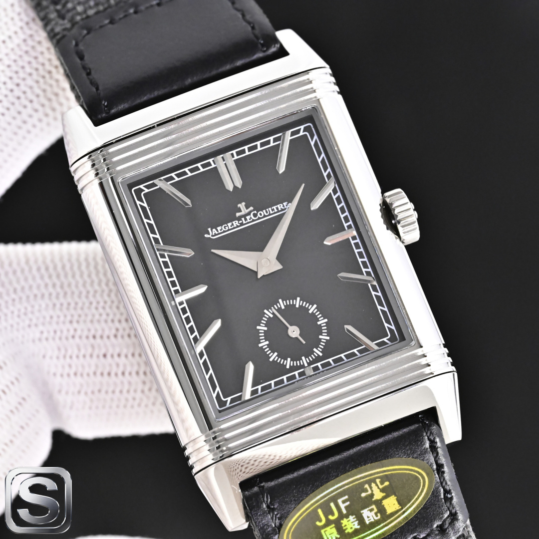 NO:924509,Gold JJF Jaeger-LeCoultre Reverso series double-sided timepiece, size 47mm/28.3mm/11mm The rectangular case has a double-sided design, interpreting the gentleman's style of both strength and softness. The guilloché texture dial, the sword-shaped hands are clean and neat, the double-sided elegance is more than just a timepiece. The precision of the customized Cal.854 movement, every flip is a switch of style and an iteration of mood.  The square inch between the wrists hides the edge of time, but also the gentleness and poetry. S1 exquisite recommended mechanical watch, versace, jaeger-lecoultre19860909金 JJF 积家 积家Reverso翻转系列 双面时计, 尺寸 47mm/28.3mm/11mm 矩型表壳以双面设计,演绎刚柔并济的绅士格调. 玑镂纹理表盘,剑形指针干净利落,双面风华,不止于时计 定制版Cal.854机芯的精准,每一次翻转,都是风格的切换,亦是心境的迭代. 腕间方寸,藏岁月锋芒,亦藏温柔诗意.S1精致推荐机械腕表,,,versace,jaeger-lecoultre,Watch