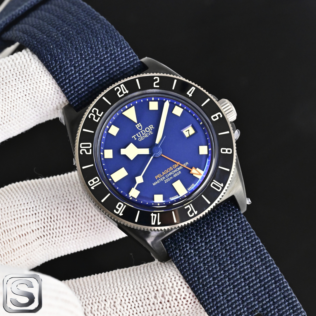 NO:924127,Produced by TW Factory TW Factory TUDOR RK1 Leading Submersible Series FXD - ③ 'Subversion·Innovation' The first one to use ultra-high-cost racing sailing materials. It has the characteristics of super wear resistance and super high temperature resistance and is often used in high-end fighter jets! It is the first time it is used for Tudor; it is also Rolex's pioneering attempt to create materials for the next watch, which is in line with the innate spirit of daring to be the first! The leading submersible FXD model M25707 has a case diameter of 42 mm, consistent with the official case thickness of 12.5mm, which is thinner than the official one! The highest performance x1 grade Swiss Super-LumiNova luminous coating is used on the bezel ceramic material. The watch hands use a separate molded pattern needle instead of a low-cost corroded needle. The needle is repeatedly oil-printed and filled with Swiss X1 grade Super-LumiNova luminous material; synchronized with the lettering, which is snow white with a hint of light green. The literal matte dial is matched with an integrated luminous ceramic composite three-dimensional hour mark; equipped with the highest performance x1 grade Swiss Super-LumiNova luminous coating. Recommended for men's mechanical watches. For the best luxury gift recommendations, please look for TW’s exclusive quality.19860909TW 出品 TW Factory 帝舵 TUDOR RK1 领潜型系列 FXD －③『颠覆·创新』 首枚使用造价超高的竞赛帆船材料,它具有 超耐磨 超耐高温特点而多用于高尖端战斗机！ 它第一次用于帝舵；也是Rolex为下一只腕表材料的诞生做了一次前锋的尝试,正应了天生敢为先的精神！ 领潜型FXD型号M25707 表壳直径42 mm,与官方一致 表壳厚度12.5mm,比官方更薄！ 圈口陶瓷材料上使用最高性能x1级瑞士Super-LumiNova夜光涂层. 表针重本使用單独模具的批花针而非低成本腐蚀针,针重复油性印刷后填瑞士X1级别Super-LumiNova夜光材料；同步于字面雪白又有丝丝微淡浅绿. 字面哑光表盘,搭配一体成型夜光陶瓷复合材质立体钟点标记；配以最高性能x1级瑞士Super-LumiNova夜光涂层精致推荐男士机械腕表 送礼最佳奢华推荐请认准TW独家品质,,Watch