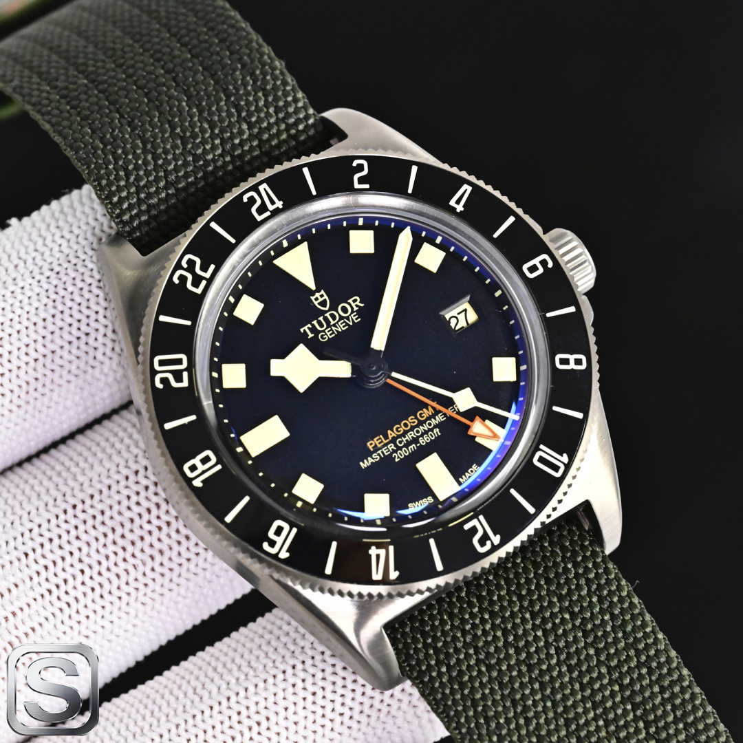 NO:924134,Produced by TW Factory TW Factory TUDOR RK1 Leading Submersible Series FXD - ③ 'Subversion·Innovation' The first one to use ultra-high-cost racing sailing materials. It has the characteristics of super wear resistance and super high temperature resistance and is often used in high-end fighter jets! It is the first time it is used for Tudor; it is also Rolex's pioneering attempt to create materials for the next watch, which is in line with the innate spirit of daring to be the first! The leading submersible FXD model M25707 has a case diameter of 42 mm, consistent with the official case thickness of 12.5mm, which is thinner than the official one! The highest performance x1 grade Swiss Super-LumiNova luminous coating is used on the bezel ceramic material. The watch hands use a separate molded pattern needle instead of a low-cost corroded needle. The needle is repeatedly oil-printed and filled with Swiss X1 grade Super-LumiNova luminous material; synchronized with the lettering, which is snow white with a hint of light green. The literal matte dial is matched with an integrated luminous ceramic composite three-dimensional hour mark; equipped with the highest performance x1 grade Swiss Super-LumiNova luminous coating. Recommended for men's mechanical watches. For the best luxury gift recommendations, please look for TW’s exclusive quality.19860909TW 出品  TW Factory 帝舵 TUDOR RK1 领潜型系列 FXD －③『颠覆·创新』 首枚使用造价超高的竞赛帆船材料,它具有 超耐磨 超耐高温特点而多用于高尖端战斗机！ 它第一次用于帝舵；也是Rolex为下一只腕表材料的诞生做了一次前锋的尝试,正应了天生敢为先的精神！ 领潜型FXD型号M25707 表壳直径42 mm,与官方一致 表壳厚度12.5mm,比官方更薄！ 圈口陶瓷材料上使用最高性能x1级瑞士Super-LumiNova夜光涂层. 表针重本使用單独模具的批花针而非低成本腐蚀针,针重复油性印刷后填瑞士X1级别Super-LumiNova夜光材料；同步于字面雪白又有丝丝微淡浅绿. 字面哑光表盘,搭配一体成型夜光陶瓷复合材质立体钟点标记；配以最高性能x1级瑞士Super-LumiNova夜光涂层精致推荐男士机械腕表 送礼最佳奢华推荐请认准TW独家品质,,Watch