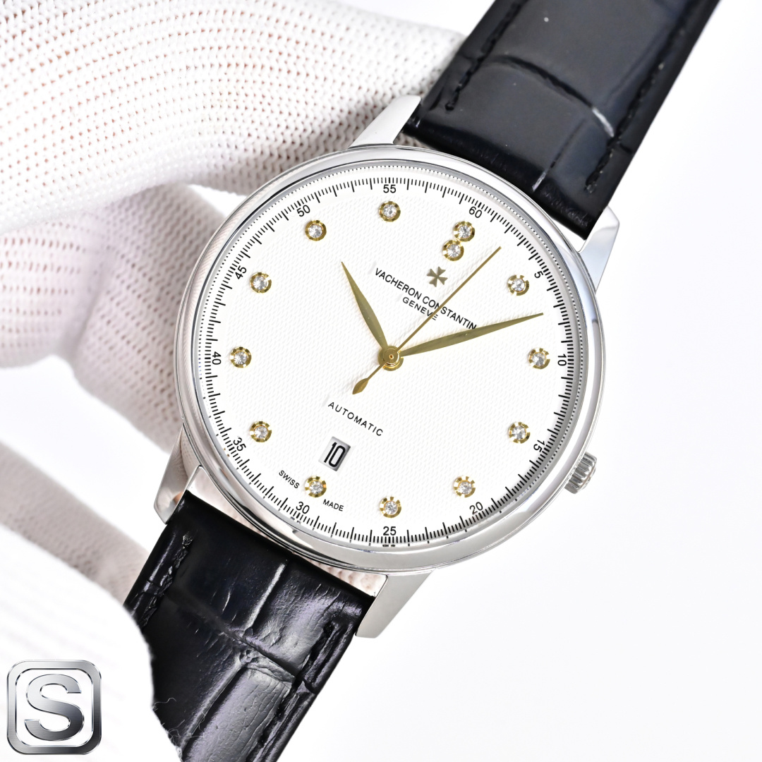NO:924119,Produced by TW, white shell and gold shell, TW Factory wall crack recommends the highest replica V4 upgraded version in the market, Vacheron Constantin VC JR1 Heritage Series 85180 watch!  1 [Case] Size 40MMX9MM, perfectly round case, with slightly isolated lug design, making it more suitable for the wearer's wrist. Each finished case needs to undergo MK's strict quality control to restore the original and unique texture. 2 [Movement] Steel wheels and other components are carefully decorated by MK watchmakers, and the automatic oscillating weight is plated with 18k gold, maximizing the original exquisite craftsmanship.  3 [Mirror] Both front and rear sapphire glass mirrors are treated with anti-vertigo coating. 4 [Watch strap] Double-layered Italian calfskin, with Maltese cross pin buckle. A sincere work. Welcome for your appreciation. Luxurious and exquisite recommended men's mechanical watches. For the best luxury recommendations as gifts, please look for TW's exclusive quality, vacheron, cowhide19860909TW 出品 白壳 金壳  TW Factory 墙裂推荐市场最高复刻 V4升级版本 江诗丹顿VC JR1 传承系列85180腕表！ 1【表壳】尺寸40MMX9MM,完美圆形的表壳,搭配微孤式表耳设计,使之更加贴合佩戴者的手腕.每一个成品壳套,都需经过MK严格的质量把控,方能还原正品独特的质感 2【机芯】 钢轮等部件均由MK制表师精工装饰,自动摆陀更是镀有18k金,最大限度呈现原装精湛的工艺水平. 3【表镜】前后两片蓝宝石玻璃镜面,均有防眩晕镀膜处理. 4【表带】双层意大利小牛皮,搭配马耳他十字针扣. 诚意之作 欢迎您的品鉴 奢华精致推荐男士机械腕表 送礼最佳奢华推荐请认准TW独家品质,,vacheron,cowhide,Watch