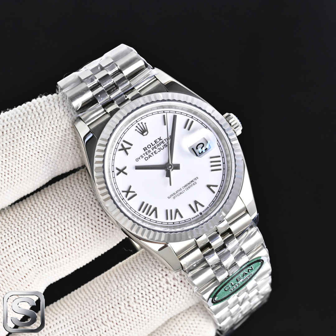 NO:924128,Produced by Factory C, 27 strains, white shell, gold, 50 diamonds, no leakage of white. CLEAN Factory, the latest style, the most cost-effective clean factory/C Factory, Rolex ROLEX log 36mm series, EA1, the latest launch, customized version, one watch and one code, popular style, diameter 36mm, log 3235, all in one, 27 strains  ①: Equipped with a one-to-one super '3235 integrated movement with 27 ball bearings,' which can adjust the calendar function, and has no card movement decoration. The movement is extremely stable. ②: The entire watch is made of 904L stainless steel / matched with AR factory steel belt and IP vacuum electroplated platinum tooth ring / free replacement for fading, the dog tooth ring is the only correct size!  ③: The sunray pattern on the dial is infinitely close to the original, especially green!  Mint green color matching!  ④: The only calendar font matching in the market. Follow up to compare the authenticity of the fonts one by one for numbers 1-31. ⑤: The only one that can achieve luminous hands/luminous nails with the same color because they are processed by third-party factories + self-purchased Swiss c1+c3 luminous powder. ⑥: nails/crown mark nails are fully platinum electroplated.  ⑦: The latest version, quality assurance, please make sure to clean, the latest log style, customize one watch with one code, watch code 6R87Y755, make sure the latest buckle code is 'F6U', clean the latest back cover pattern label!  The most cost-effective style, popular style. Although there are not many clean styles, almost all styles are high-quality. It completely solves most of the pain points of journaling in the world. It is only born for the ultimate. Clean-datejust is luxurious and exquisite. Recommend women's mechanical watches. For the best luxury recommendations for gifts, please look for the exclusive quality of C Factory CLEAN, rolex.19860909C厂 出品 27株 白壳 间金 钻50 不漏白 CLEAN Factory 最新款式,最高性价比clean厂/C厂 劳力士 ROLEX 日志36mm系列 EA1 最新推出,定制版一表一码,热门款式直径36mm日志 3235 一体 27株 ①:搭载一比一超级“3235一体机芯27珠轴承,”可回调日历功能,无卡度机芯装饰 机芯及其稳定 ②:整表904L精钢 /搭配ar厂钢带 以及ip真空电镀铂金牙圈 /掉色免费更换,狗牙圈唯一对版尺寸！ ③:表盘太阳纹无限接近原装 铽别是绿色！薄荷绿颜色对版！ ④:全市场唯一日历字体对版 后续1-31号挨个字体真假对比 ⑤:唯一做到指针夜光/字钉夜光 做到同色 因为都是第三方工厂加工+自购瑞士 c1+c3夜光粉 ⑥:字钉/皇冠唛头钉 全白金电镀处理 ⑦:最新版本,品质保证,请认准clean,最新日志款式,定制一表一码,腕表编码6R87Y755腕表认准最新表扣编码为“F6U”,clean最新后盖图案标签！最高性价比款式,热门款式 虽然clean的款式不多 但是几乎款款均为精品 彻底解决世面上的大部分日志痛点,只为极致而生 clean-datejust 奢华精致推荐女士机械腕表 送礼最佳奢华推荐请认准C厂CLEAN独家品质,,rolex,Watch