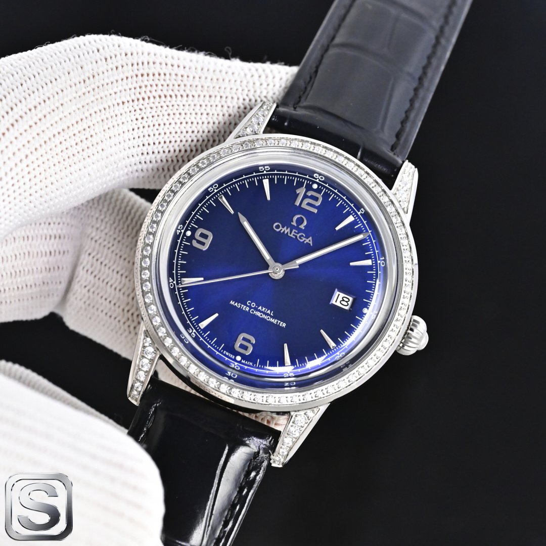 NO:924324,Produced by TW, white shell and gold case, TW Factory, Omega's preferred mechanical watch of the year, GV3, the latest hot model, recommended as the best hot model. 1 The team spent 9 months carefully designing, daring to be the first, striving for perfection, and breaking through multi-layered technical bottlenecks. Omega 2. The market's exclusive latest pot lid glass material, super 3D three-dimensional effect, ultra-thin craftsmanship, diameter 40mm 3 OMEGA Omega style uses the original movement, vibration frequency per hour  28,800 times, zero repair quality. 4 styles are matched with Italian cowhide to make the wrist more fit and comfortable. 5 The watch buckle is engraved with the 'OMEGA' classic logo, which is generous and classy. It does not pursue flashy, preferring to be gentle and restrained. The dial is clean and pure, and the case has soft light and exquisiteness. Recommended men's mechanical watch. For the best luxury gift recommendation, please look for TW's exclusive quality, omega, cowhide19860909TW 出品 白壳金壳 TW Factory 欧米茄年度首选机械腕表GV3 最新款爆款推荐最佳爆款 1团队历时9个月精心设计,敢为人先,力求完美,突破多层技术瓶颈 欧米伽  2市场独家最新锅盖玻璃材质,超强的3D立体感,超薄工艺,直径40mm 3 OMEGA 欧米伽款式采用原装机芯,每小时振频 28800次,零返修质量 4款式搭配意大利牛皮让手腕更贴合舒适 5腕表表扣上面刻有“OMEGA”经典标志,大方富有档次,不追逐浮华,偏爱温润内敛.盘面干净纯粹,表壳自带柔光精致推荐男士机械腕表 送礼最佳奢华推荐请认准TW独家品质,,omega,cowhide,Watch
