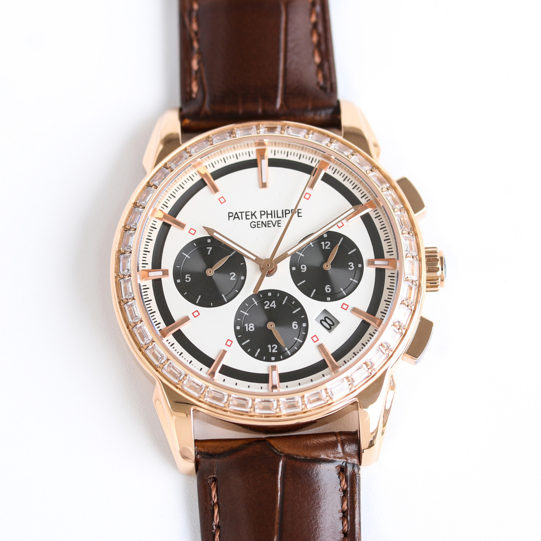 NO:924278,Produced by TW, white case and gold case, TW Factory’s new Patek Philippe PP R71 complex function chronograph series is launched. Patek Philippe’s noble work of art!  The watch is equipped with a newly designed Roman dial, which combines luxury, refinement and usability (the upgraded version has an improved shell that is thinner than the old version, the glass has been upgraded to be wear-resistant and fall-resistant, and is smoother and more beautiful than the old version! The inner cover has been updated to a steel inner cover; the texture and feel of the watch  It looks more perfect) Exclusive text plus high-end inner shadow logo, matched with imported multi-function movement (0 repair) function (24 hours, day of the week, stars, month) imported 316 stainless steel, using 18k quality furnace vacuum plating!  Paired with Italian imported calfskin!  Original folding buckle!  Size 42mm. Super waterproof to 50 meters!  Simple but not simple!  You can never own a Patek Philippe, you are just keeping it for your descendants. (Serious promise: The physical product has a better luster and feel, the dial scale is lifelike, the case craftsmanship is a master-level light test, and the high-tech forging of new era machines makes it shocking and distinguished. You deserve it! Made by a big factory! Welcome to reprint and recommend men's multifunctional mechanical watches. For the best luxury recommendations as gifts, please look for the exclusive quality of TW factory, patek philippe, cowhide19860909TW 出品 白壳 金壳  TW Factory 新款 百达翡丽 PP R71 复杂功能计时系列上市 Patek Philippe 贵族的艺术品！腕表新搭配焕新设计的罗马表盘,集奢华,精致和使用于一身（升级版改进壳身比旧版本更薄、玻璃升级耐磨抗摔、比旧版本更平整美观！内罩更新成钢鑫制内罩；手表质感 手感 显得更完美）独家字面加高档内影logo,搭配进口多功能机芯（0返修）功能（24小时,星期,星辰,月份）进口316精钢,采用18k品质炉内真空电镀！搭配意大利进口小牛皮！原装折叠扣！尺寸42mm.超强防水50米！简约而不简单！你永远无法拥有一块百达翡丽,你只是在替你的后代保管他. ( 慎重承诺 产品实物光泽手感更佳精湛 字盘刻度栩栩如生 壳套工艺都是宗师级别轻身检验 加上新时代机器高技锻造 上手震撼尊贵非凡.你值得拥有！大厂打造！欢迎转载精致推荐男士多功能机械腕表 送礼最佳奢华推荐请认准TW厂独家品质,,patek philippe,cowhide,Watch
