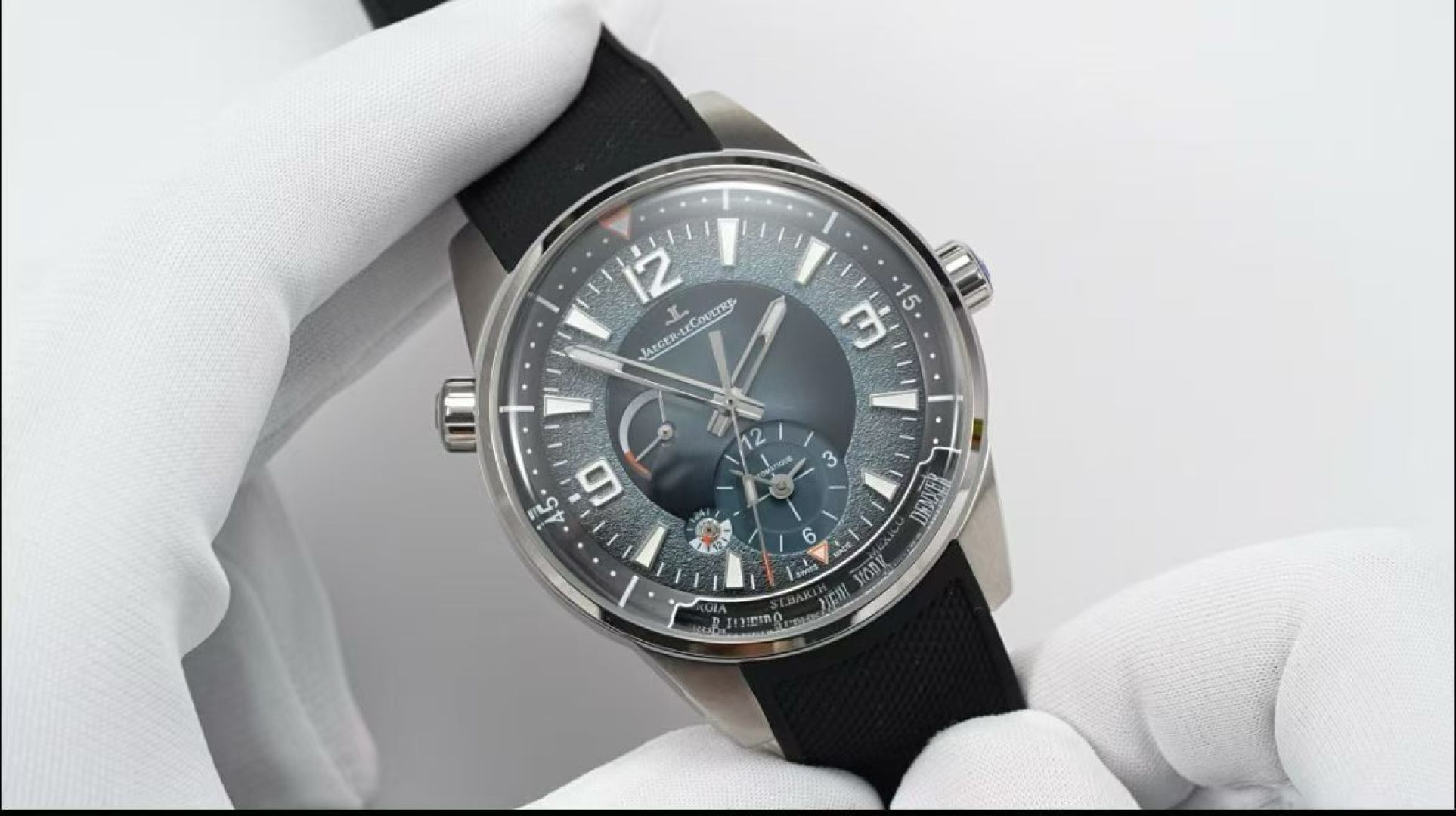 NO:944290,VRS-Factory Jaeger-LeCoultre / JL Beichen series, Geographer World Time Watch, is a men's automatic mechanical world time watch with a sporty and elegant style. It is derived from the classic design of Jaeger-LeCoultre's classic Memovox polar diving antique watch, with brushed stainless steel technology and a tough 42mm case.  1. The functions of the self-developed integrated Cal.939 automatic movement are consistent with the original ones, and the travel time accuracy is stable and reliable. The ultra-long power reserve display eliminates the need for frequent manual winding. The sapphire transparent back cover, the movement has fish scale pattern and Geneva pattern advanced polishing, which has high ornamental value. 2. The world time system is simple and easy to operate. The outer ring of the dial is engraved with the names of 24 major cities around the world. Three practical functions are integrated into one. The 9 o'clock power reserve display allows you to check the remaining battery life of the watch at any time.  The second time zone time at 6 o'clock + 24-hour day and night indication can distinguish whether it is day or night in other places and avoid disturbing others with late-night calls; the complete time zone system is also compatible with daylight saving time adjustment, which is very suitable for business people who often fly cross-border. 3. The dial craftsmanship and nighttime practicality are perfect  1. Gradient gray multi-craft dial, using sunburst and pearl grain polishing; all time scales and hands are covered with Super-LumiNova luminous paint, which makes it clear to read at night and in dark light environments, and is very practical for outdoor travel. 4 meters of waterproof depth. It is far more than the 30 meters of ordinary formal watches. It can be worn when washing hands, raining, and swimming. It does not need to be taken off and worn frequently in daily life, reducing the risk of bumps and scratches.  5 Style Scarcity Fine Craftsmanship Multifunctional Mechanical Watch by Haute Horlogerie,,jaeger-lecoultre19860909VRS-Factory 积家 / JL 北宸系列,地理学家世界时腕表,是一款主打运动优雅风格的男士自动机械世界时腕表.源自积家经典Memovox极地潜水古董表的经典设计,精钢拉丝工艺,表壳硬朗大气 42mm. 1自主研发一体Cal.939自动机芯功能同原装一致,走时精度稳定可靠.超长动力储存显示,无需频繁手动上链.蓝宝石透底后盖,机芯带有鱼鳞纹、日内瓦纹高级打磨,观赏价值高. 2世界时系统,操作简单易懂 表盘外圈刻印全球24个主要城市名称 三重实用功能集合一体 9点位动力储存显示,随时查看手表剩余续航.  6点位第二时区时间+24小时昼夜指示,能分辨外地是白天还是黑夜,避免深夜打电话打扰别人； 完整的时区体系,还兼容夏令时的时间调整,非常适合经常跨国飞行的商务人群. 3表盘工艺与夜间实用性拉满 1.渐变灰多工艺表盘,同时运用太阳纹磨砂、珍珠纹打磨；所有时标、指针全覆盖Super-LumiNova夜光涂料,夜间、暗光环境下读时清晰,户外出行实用性很强. 4防水深度米.远超普通正装表的30米生活防水,洗手、淋雨、游泳都可以佩戴,日常不用频繁摘戴,减少磕碰划伤的 5风格稀缺性高级制表的精致工艺多功能机械腕表,,,jaeger-lecoultre,Watch