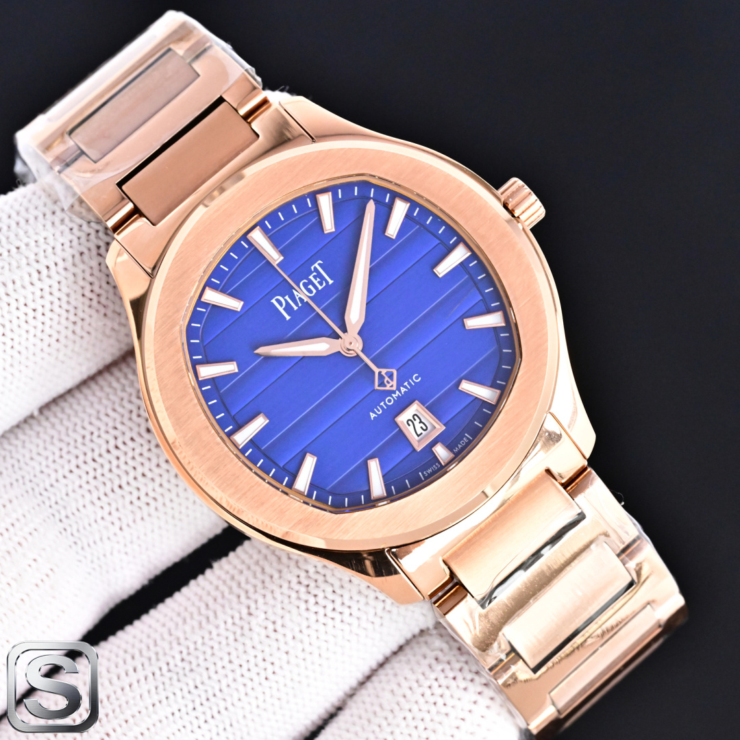NO:944088,Produced by TW, no deck, white leather, gold shell leather, diamond 50, deck 50 TW Factory Piaget PoloS series BJ8 is now on the market. The new steel belt is polished with loose beads, integrating the art of life and time, showing the legendary color!  Brand Piaget series Piaget PoloS series style men's watch movement changed to 1110P automatic winding movement waterproof 50M size; 42mm × 9.3mm mirror material sapphire crystal glass strap material 316 steel using loose bead polishing process consistent with the original!  The original buckle is printed with the word Piaget, and the steel belt is printed with BBXG on both sides of the head. Pay attention to the details, Piaget Polo series, and the back cover number 9, 1168614. Welcome to reprint the luxury and exquisite recommendation of men's mechanical watches. For the best luxury recommendation as a gift, please pay attention to the exclusive quality of TW factory,,piaget19860909TW 出品 无甲板 白皮 金壳皮 钻50 甲板50 TW Factory 伯爵 Piaget PoloS系列 BJ8 火爆上市,全新钢带散珠打磨,将生活的艺术与时间融合一起,彰显传奇色彩！ 品牌伯爵 系列Piaget PoloS系列 款式男士腕表 机芯改1110P自动上链机芯 防水50M 尺寸；42mm ×9.3mm 表镜材质蓝宝石水晶玻璃 表带材质316钢采用散珠打磨工艺与正品一致！原装扣印有伯爵字样,钢带头粒两侧印有BBXG.认准细节,伯爵Polo系列,认准后盖编号9、1168614.欢迎转载奢华精致推荐男士机械腕表 送礼最佳奢华推荐请认准TW厂独家品质,,piaget,Watch