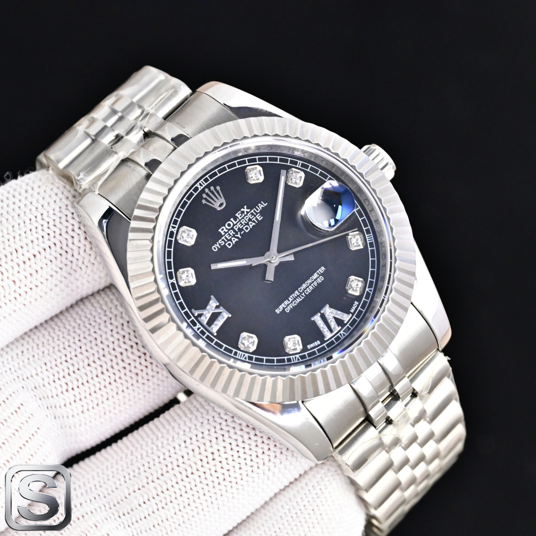 NO:944311,Produced by TW, white case and gold case, TW Factory latest style, high cost performance, Rolex ROLEX Day Date 41mm R82 Datejust 41mm 1. Equipped with Japanese imported movement, stable and reliable quality; 2. Diameter of 41mm. 3. Dial with six-digit Roman numerals. 4. One-piece middle case, screw-in bottom cover and winding crown;  5 Top-notch workmanship, each strap fits perfectly with the lugs, giving the wrist the highest comfort; every extreme detail is the sincerity of the factory's ingenuity!  The best luxury recommendation for gift giving. Luxurious and exquisite recommendation for men’s mechanical watch. The best luxury recommendation for gift giving. Please look for the exclusive quality of TW factory, rolex.19860909TW 出品 白壳 金壳  TW Factory 最新款式,高性价比,劳力士 ROLEX 星期日志型 41mm R82 日志41mm 1搭配日本进口机芯,品质稳定可靠； 2表径41mm 3表盘六九字位罗马数字钻 4 一体成型中层表壳,旋入式底盖及上链表冠； 5顶级做工,每条表带与表耳完美契合,给予手腕最高的舒适度； 每个极致的细节都是工厂匠心开发的诚意！送礼最佳奢华推荐 奢华精致推荐男士机械腕表 送礼最佳奢华推荐请认准TW厂独家品质,,rolex,Watch