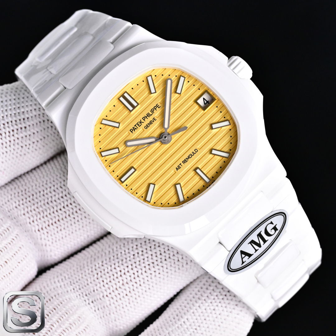NO:944240,Ceramic new masterpiece | PP Patek Philippe / Nautilus series, newly upgraded V2 version - white ceramic - black ceramic modified AET model - Nautilus 5711, all colors returned. Strictly standard with the original authentic size 40mm/8.6mm ultra-thin case, the whole watch weighs 108g, fits the hand, is lightweight, comfortable to the wrist, not clumsy, and perfectly reproduces the original factory data.  AMG factory's new optimization - Nautilus modified AET-REMOULD, the whole body is made of high-polished white ceramic. The high-hardness ceramic case and strap are not easy to scratch, will not fade after being worn for a long time, are wear-resistant and scratch-resistant, and have a light and pressure-free feel on the hand. The iconic glacier blue horizontal stripe dial is transparent in glaze color, and the scale is evenly filled with luminous light. It is equipped with a stable automatic movement, accurate travel time, stable and durable, and the dense bottom polishing texture matches the curve of the case and the gap between the strap and AET.  REMOULD bottom engraving, all details are benchmarked against millions of modified overseas models, and the details are benchmarked against the original ones. The horizontal stripe texture is exquisite and three-dimensional. The original factory molded shell shape, octagonal curvature, crown texture, and strap buckle are 1:1 restoration of the original mechanical watch,,,patek philippe19860909陶 瓷 新款 力作｜PP 百达翡丽 / 鹦鹉螺系列,全新升级V2版本-白陶瓷-黑陶瓷改装AET款-鹦鹉螺5711 齐色回货.严格对标原装正品尺寸40mm/8.6mm超薄壳套,整表重量108g 上手贴合 轻量化 贴腕舒适,不笨手,完美复刻原厂数据. AMG厂全新优化-鹦鹉螺改装AET-REMOULD通体高抛光白陶瓷一体成型, 高硬度陶瓷表壳表带,不易划痕,久戴不褪色,耐磨抗刮,上手轻盈无压手感,标志性冰川蓝横纹表盘,釉色通透,刻度夜光填充均匀,搭载稳定自动机芯,走时精准,稳定耐用,密底打磨纹理对版从表壳弧度、表带节缝隙到AET REMOULD底刻,全细节对标海外百万改装款,细节对标原装. 横纹肌理细腻立体.原厂开模壳型,八角弧度、表冠纹理、表带卡扣1:1还原原装机械腕表,,,patek philippe,Watch