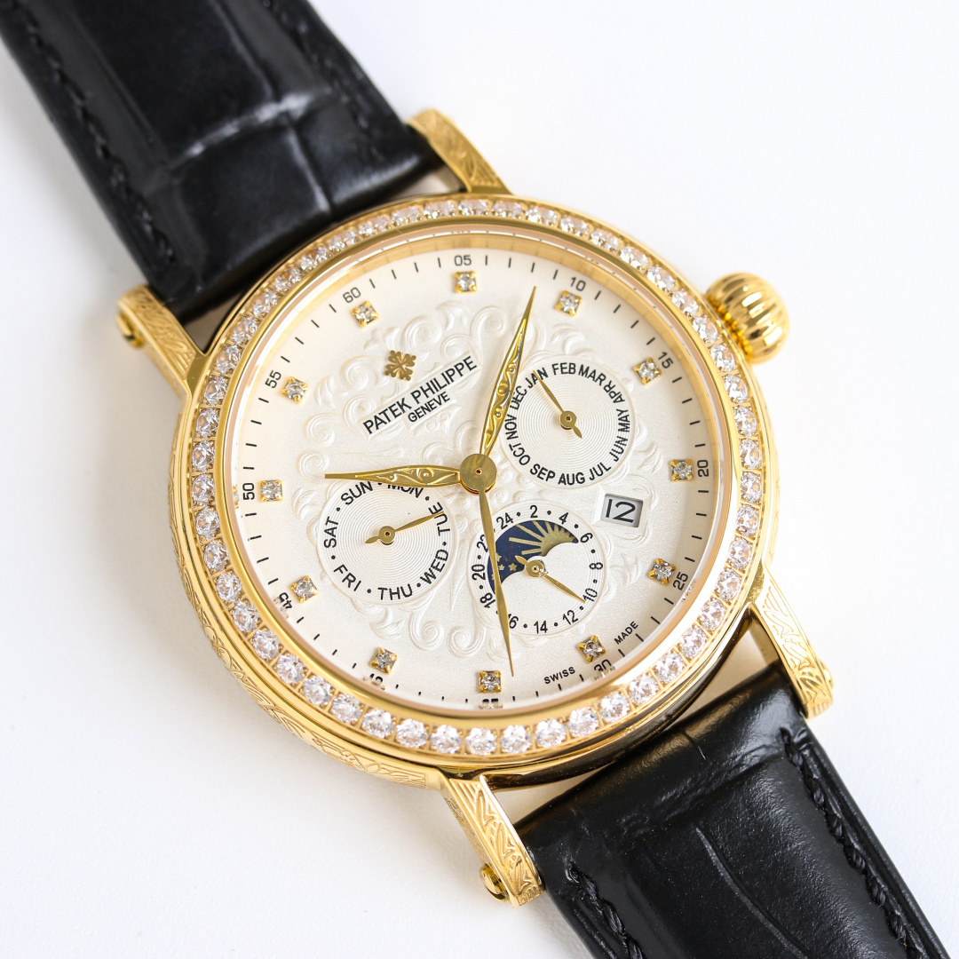 NO:945934,Produced by TW, the white gold TW Factory Patek Philippe R complex function series - pure handmade - carved watch - makes a stunning debut. The 42 mm diameter is suitable for the public male hand, very business or leisure. The entire watch case is hand-engraved with patterns, which has a strong visual impact, is unforgettable, and the physical texture is more beautiful. PP  1. Equipped with imported multi-functional movement [non-market ordinary domestic movement] (zero repair) function (24 hours, week/star/month). This watch has a power reserve of 38-48 hours. 2. Imported 316L stainless steel, using 18k quality furnace vacuum plating!  3. Paired with exclusive customized square scale cowhide strap. 4. Wear-resistant and scratch-resistant sapphire glass mirror!  530 meters waterproof level. Patek Philippe is simple but not simple!  The quality of the actual shooting is the same!  Exquisitely recommended men's multifunctional mechanical watch. The best luxury recommendation for gift giving. Please look for the exclusive quality of TW factory, patek philippe, cowhide19860909TW 出品 白 金 TW Factory 百达翡丽 Patek Philippe R 复杂功能系列-纯手工-雕花腕表-惊艳登场,42毫米的表径适配大众男性手寸,非常商务可亦休闲.整表表壳手工雕刻花纹,视觉冲击力强,令人过目不忘,实物质感更加优美. PP 1搭配进口多功能机芯【非市场普通国产机芯】（零返修）功能（24小时,星期/星辰/月份）此腕表拥有38-48小时动力储备 2进口316L精钢,采用18k品质炉内真空电镀！ 3搭配独家定制方形鳞纹牛皮表带 4耐磨防刮蓝宝石玻璃镜面！ 530米生活防水等级. 百达翡丽（Patek Philippe） 简约而不简单！实物拍摄品质如一！精致推荐男士多功能机械腕表 送礼最佳奢华推荐请认准TW厂独家品质,,patek philippe,cowhide,Watch
