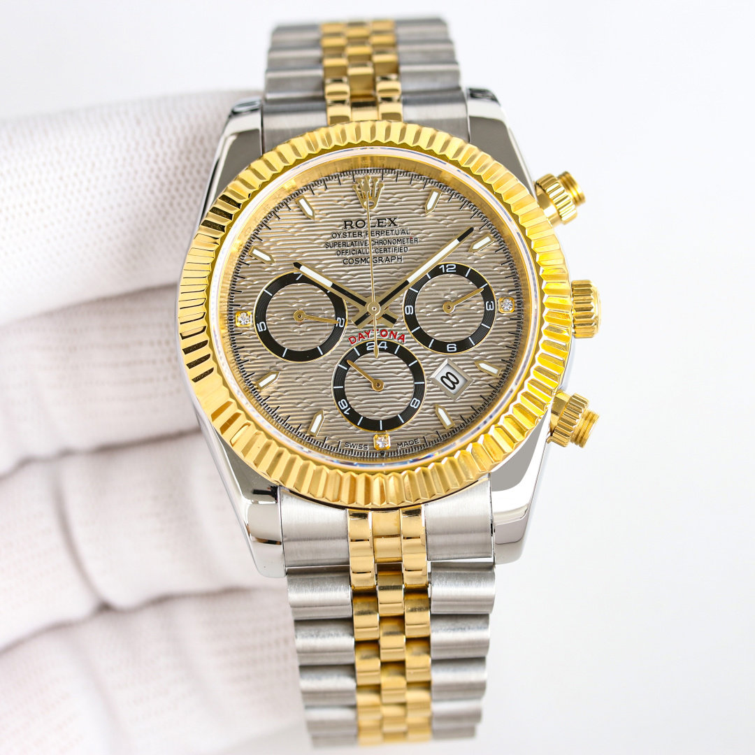 NO:945972,Produced by TW, platinum TW Factory new products are launched and are highly recommended. Rolex ROLEX multi-function watch R. The highest version of the watch-proof Rolex complex series six-pin men's watch [love] hot model [love] multi-function watch. 1. Equipped with an original imported mechanical watch with day, month and moon phase kinetic energy function movement!  2. The dial uses the classic exclusive inner shadow luminous Roman as the scale, which further shows the luxurious temperament of this watch [呲呲] 3. The strap is made of imported 904 steel strap watch 4. The watch mirror is made of double sapphire mirror!  5 see-through bottom cover!  6 Diameter 41 mm, thickness 10 mm!  The watch function integrates day/month/date/moon/sun and other functions into one. It is the true standard of the best men's business watch!  A representative work of high-end watches!  Produced with honor, the reputation of being distinguished is reflected in the details, which reveal the nobleness of men, excellent taste, great craftsmanship and grandeur that is comparable to the original products!  The appearance and appearance are the same, originality, the best luxury recommendation for gifting, please look for the exclusive quality of TW factory, rolex19860909TW 出品 白 金 TW Factory 新品上市强烈推荐 劳力士 ROLEX 多功能腕表 R 防表届最高版本劳力士 复杂系列六针男表[爱心]爆款[爱心] 多功能腕表. 1搭载原装进口星期月份月相动能功能机芯机械表！ 2表盘上采用经典独家内影夜光罗马 作为刻度更显示出这款腕表的华贵气质[呲牙] 3表带采用进口904钢带腕表 4表镜采用双卜蓝宝石镜面！ 5透视底盖！ 6直径41毫米,厚度10毫米！ 腕表功能汇集星期/月份/日期/月亮/太阳等功能于一身,最佳男士商务腕表真正的标配！为高端腕表的代表之作！ 荣誉出品 尊贵彰显之美誉细节之处透露男士高贵,品位十分,匠心巨制 大气媲美原装货！表里如一 独具匠心 送礼最佳奢华推荐请认准TW厂独家品质,,rolex,Watch