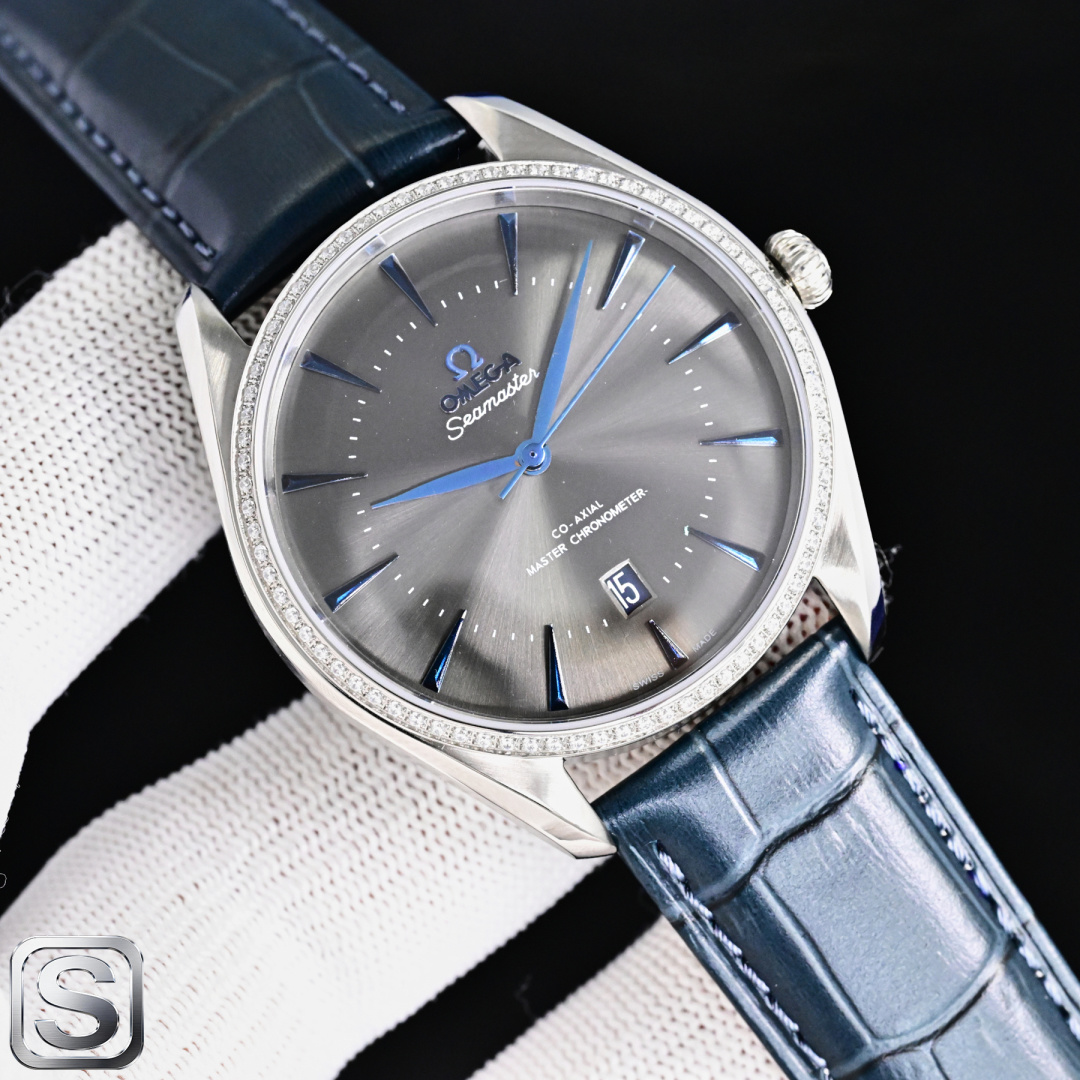 NO:946158,Produced by TW, the TW Factory Omega-OMEG R3 special series upgraded version. Paired with an Italian first-layer calfskin strap. [Movement] equipped with a new original automatic mechanical movement. The original movement has been corrected through the bottom cover and the laser seahorse logo on the bottom cover glass. It took a year to open the mold using genuine products. It is truly in line with the genuine product. The section size is completely aligned with the genuine product. The core supply is stable [Case] 40mm.  Thickness 10mm [literal] adopts the original synchronized curved dial, literal radian, and calendar display at 6 o'clock. Luxurious and exquisite. Recommended men's mechanical watch. For the best luxury gift recommendation, please look for the exclusive quality of TW factory, omega, cowhide19860909TW 出品  TW Factory 欧米茄-OMEG R3 特别系列升级版.搭配意大利头层小牛皮表带【机芯】搭载全新原装自动机械机芯.修正原装机芯透底底盖,底盖玻璃镭射海马标志,耗时一年,采用正品开模,真正看齐正品,系节尺寸完全与正品对齐芯供应稳定【表壳】40mm 厚度10mm【字面】采用原装同步弧形面盘,字面弧度,6点位置日历显示奢华精致推荐男士机械腕表 送礼最佳奢华推荐请认准TW厂独家品质,,omega,cowhide,Watch