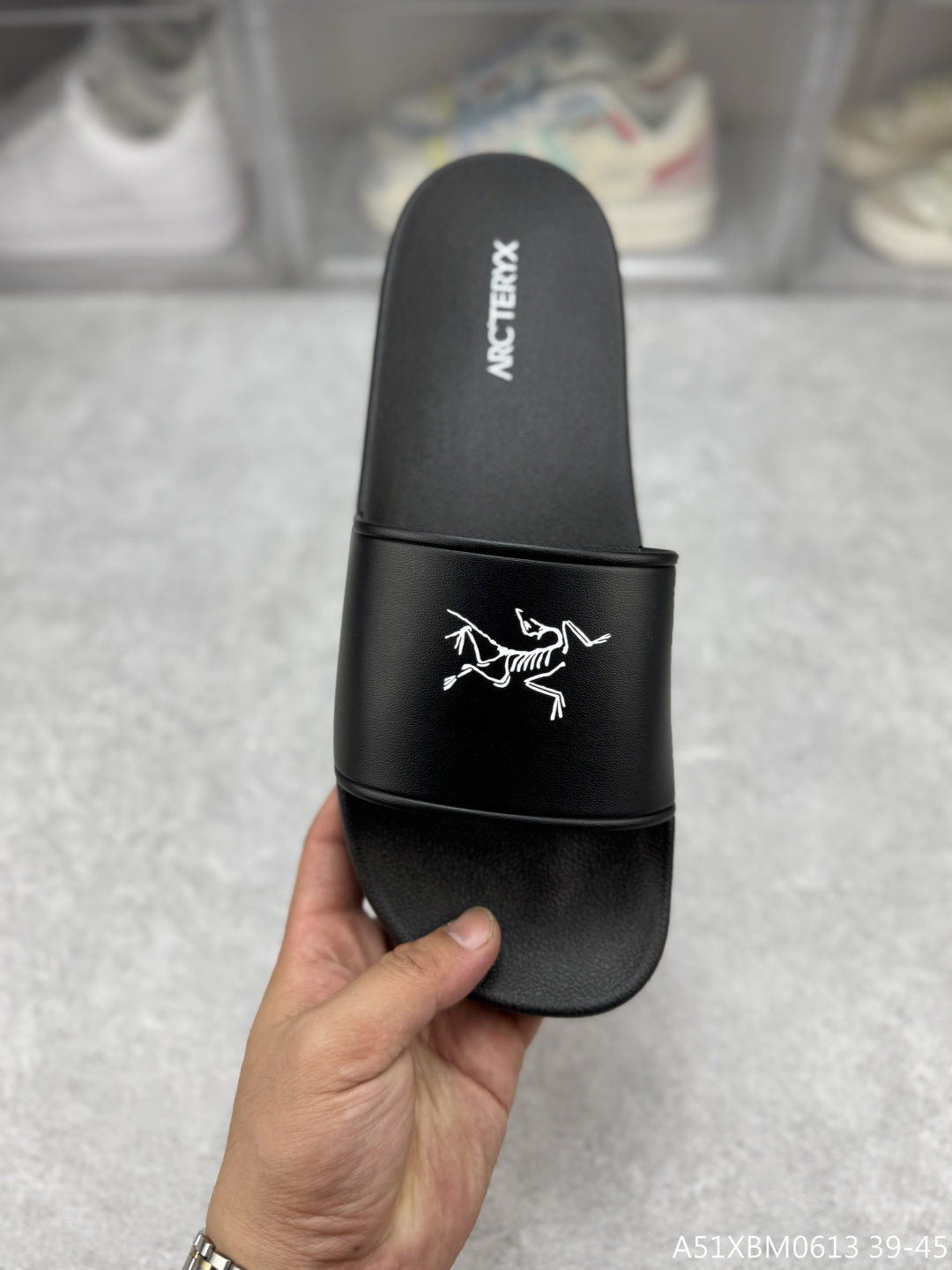 💰199
Arcteryx始祖鸟拖鞋，夏季必备款，柔软Q弹 强烈推介 /。鞋底很软，上脚轻盈舒适，穿脱方便，颜色百搭， 低调简单，上脚舒适轻便无负重感 
户外家居都🉑  内里橡胶可下水  舒适软底  #A51XBM0613 39-45
尺码：39-45