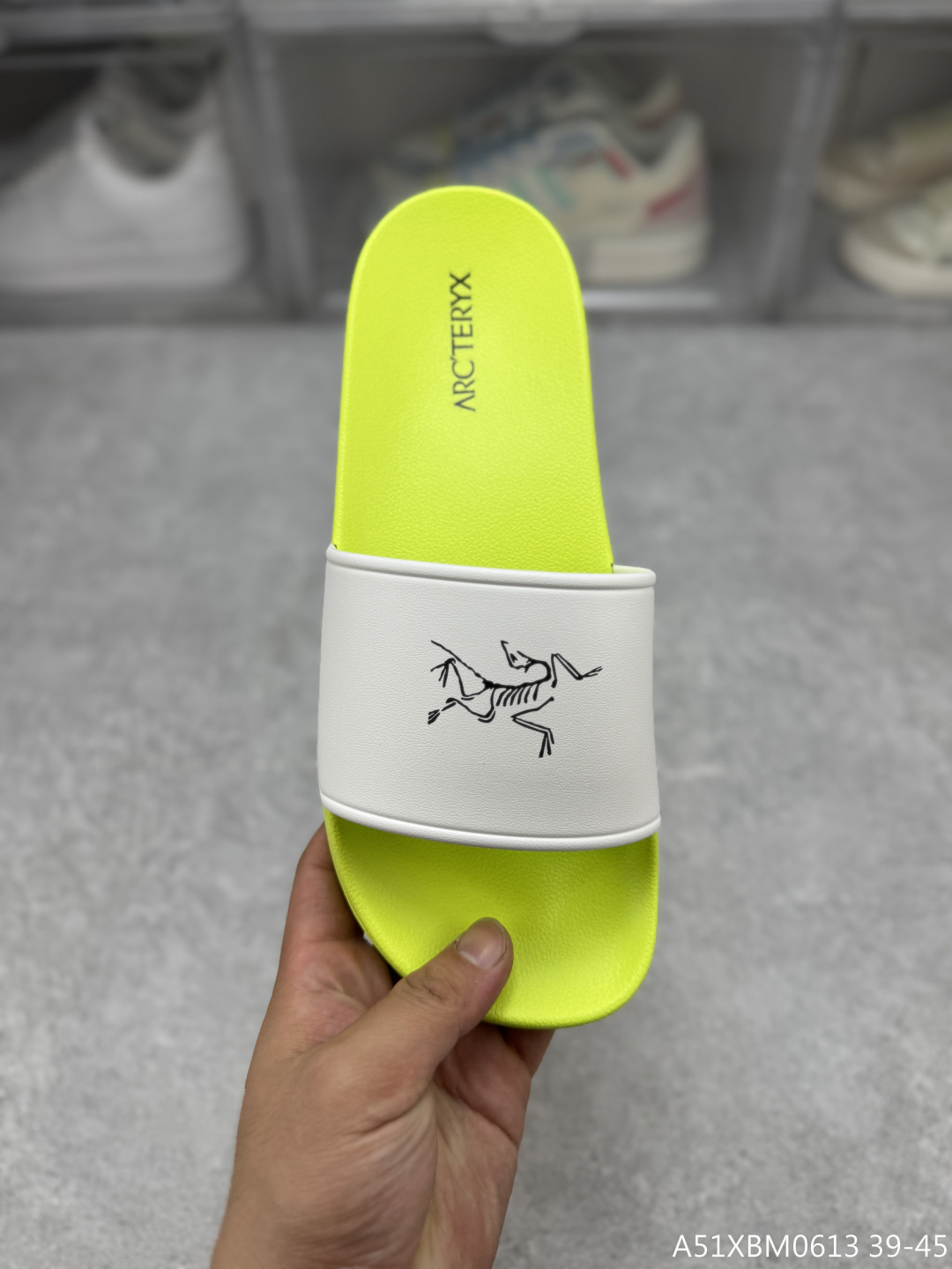 💰199
Arcteryx始祖鸟拖鞋，夏季必备款，柔软Q弹 强烈推介 /。鞋底很软，上脚轻盈舒适，穿脱方便，颜色百搭， 低调简单，上脚舒适轻便无负重感 
户外家居都🉑  内里橡胶可下水  舒适软底  #A51XBM0613 39-45
尺码：39-45