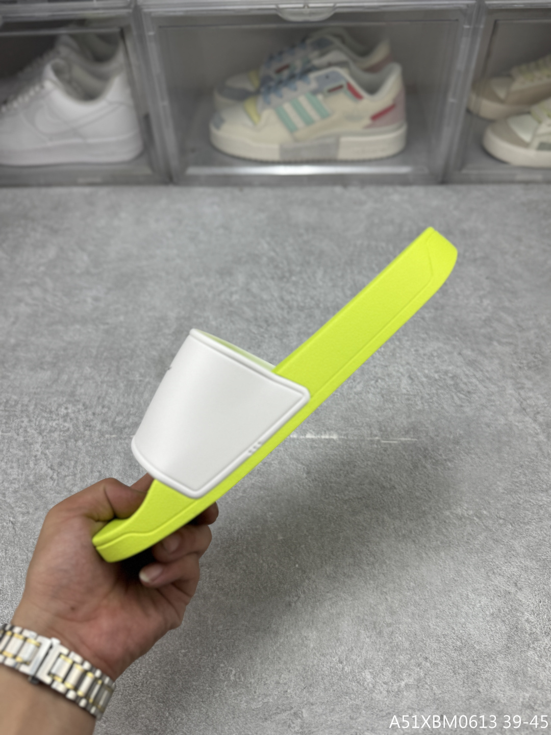 💰199
Arcteryx始祖鸟拖鞋，夏季必备款，柔软Q弹 强烈推介 /。鞋底很软，上脚轻盈舒适，穿脱方便，颜色百搭， 低调简单，上脚舒适轻便无负重感 
户外家居都🉑  内里橡胶可下水  舒适软底  #A51XBM0613 39-45
尺码：39-45