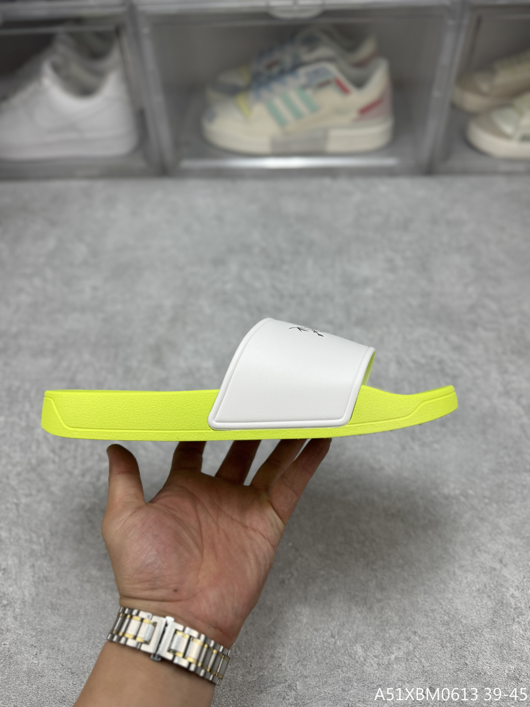 💰199
Arcteryx始祖鸟拖鞋，夏季必备款，柔软Q弹 强烈推介 /。鞋底很软，上脚轻盈舒适，穿脱方便，颜色百搭， 低调简单，上脚舒适轻便无负重感 
户外家居都🉑  内里橡胶可下水  舒适软底  #A51XBM0613 39-45
尺码：39-45