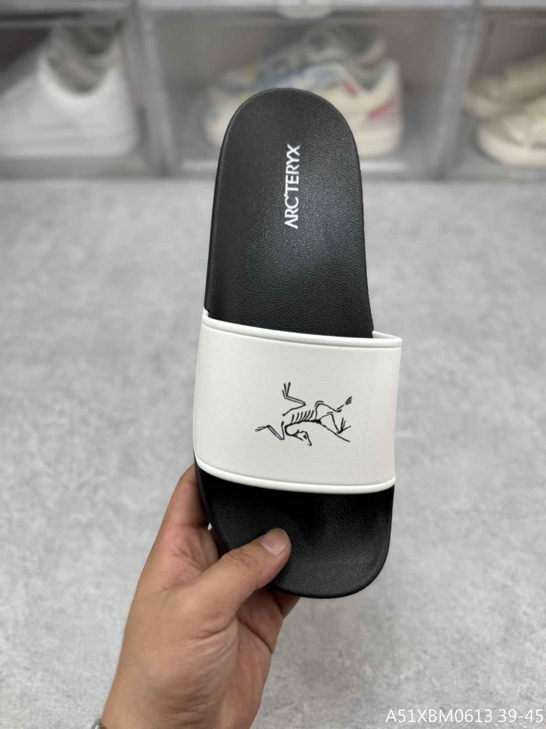 💰199
Arcteryx始祖鸟拖鞋，夏季必备款，柔软Q弹 强烈推介 /。鞋底很软，上脚轻盈舒适，穿脱方便，颜色百搭， 低调简单，上脚舒适轻便无负重感 
户外家居都🉑  内里橡胶可下水  舒适软底  #A51XBM0613 39-45
尺码：39-45