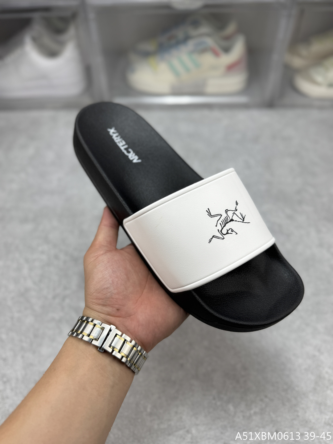 💰199
Arcteryx始祖鸟拖鞋，夏季必备款，柔软Q弹 强烈推介 /。鞋底很软，上脚轻盈舒适，穿脱方便，颜色百搭， 低调简单，上脚舒适轻便无负重感 
户外家居都🉑  内里橡胶可下水  舒适软底  #A51XBM0613 39-45
尺码：39-45