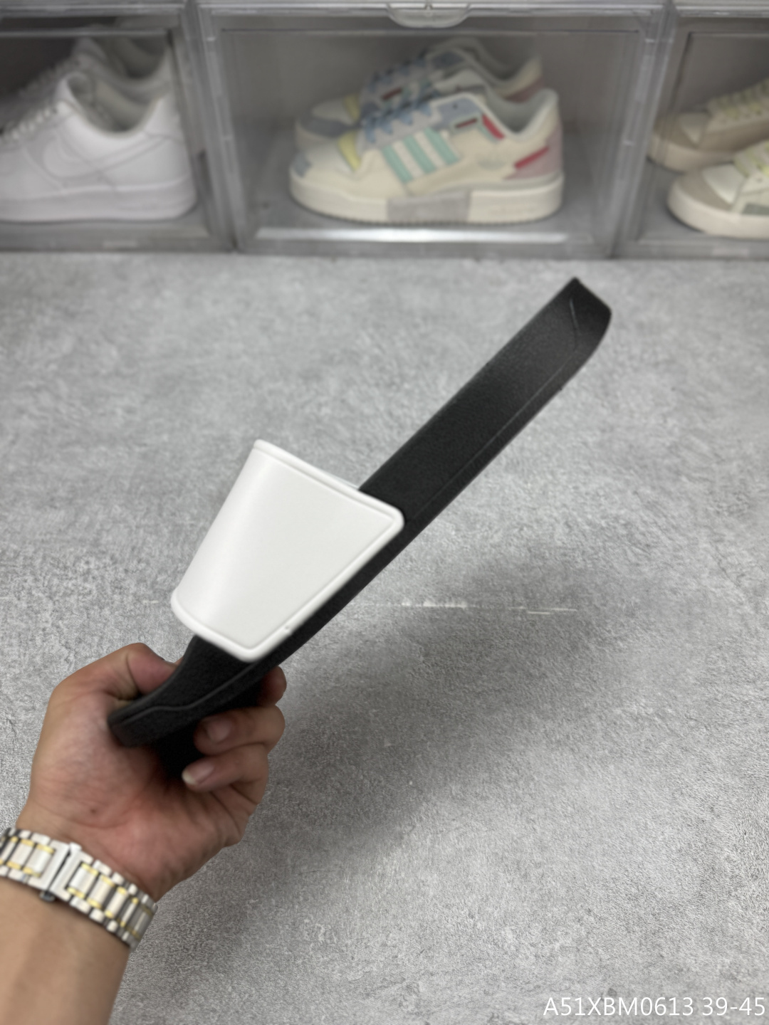 💰199
Arcteryx始祖鸟拖鞋，夏季必备款，柔软Q弹 强烈推介 /。鞋底很软，上脚轻盈舒适，穿脱方便，颜色百搭， 低调简单，上脚舒适轻便无负重感 
户外家居都🉑  内里橡胶可下水  舒适软底  #A51XBM0613 39-45
尺码：39-45