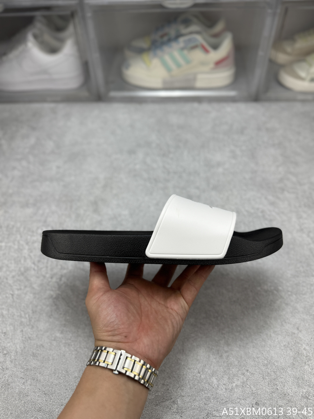 💰199
Arcteryx始祖鸟拖鞋，夏季必备款，柔软Q弹 强烈推介 /。鞋底很软，上脚轻盈舒适，穿脱方便，颜色百搭， 低调简单，上脚舒适轻便无负重感 
户外家居都🉑  内里橡胶可下水  舒适软底  #A51XBM0613 39-45
尺码：39-45