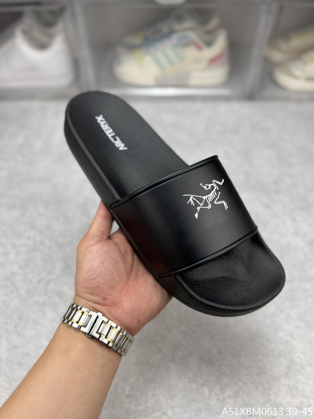 🈴️ 💰199
Arcteryx始祖鸟拖鞋，夏季必备款，柔软Q弹 强烈推介 /。鞋底很软，上脚轻盈舒适，穿脱方便，颜色百搭， 低调简单，上脚舒适轻便无负重感 
户外家居都🉑  内里橡胶可下水  舒适软底  #A51XBM0613 39-45
尺码：39-45