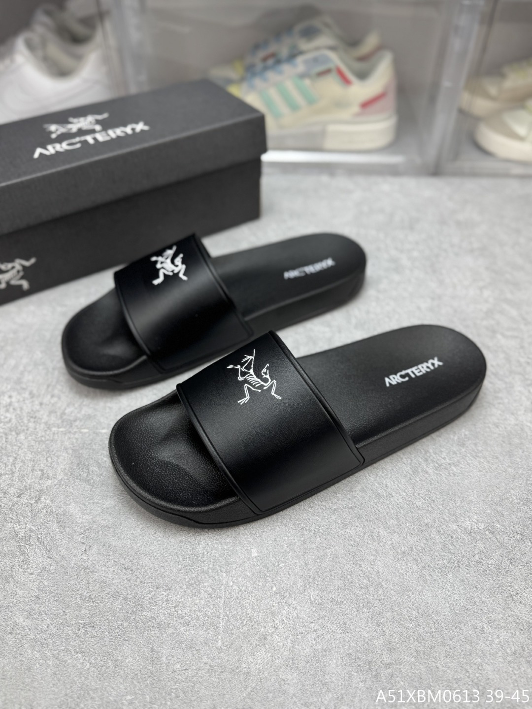🈴️ 💰199
Arcteryx始祖鸟拖鞋，夏季必备款，柔软Q弹 强烈推介 /。鞋底很软，上脚轻盈舒适，穿脱方便，颜色百搭， 低调简单，上脚舒适轻便无负重感 
户外家居都🉑  内里橡胶可下水  舒适软底  #A51XBM0613 39-45
尺码：39-45