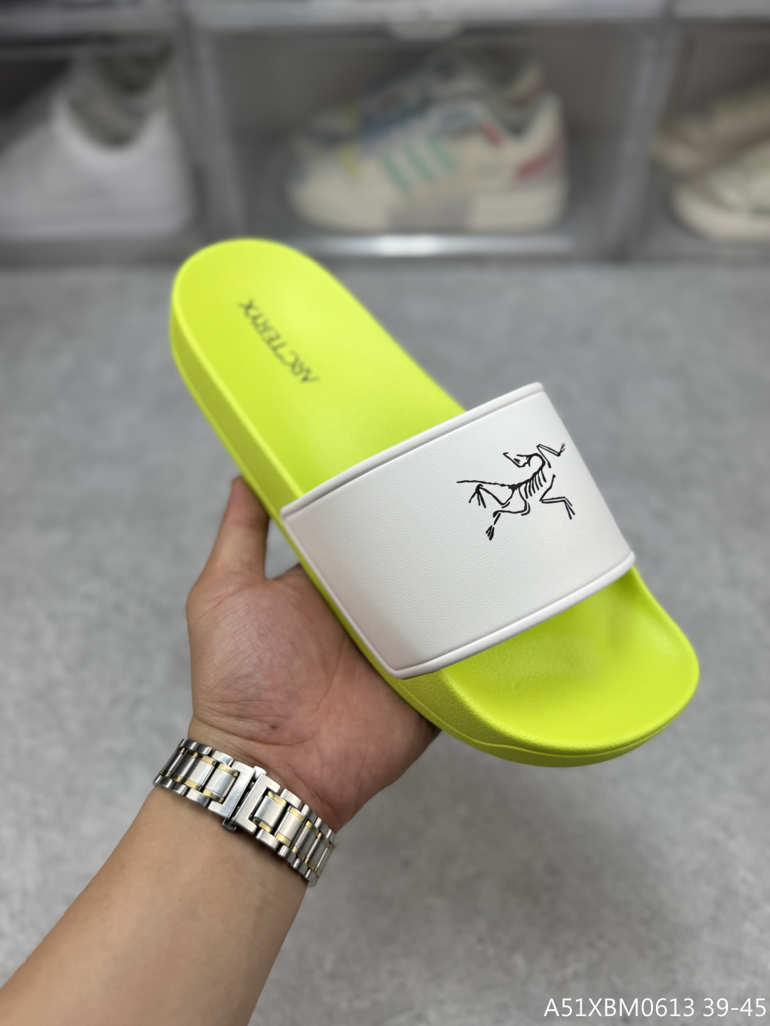 🈴️ 💰199
Arcteryx始祖鸟拖鞋，夏季必备款，柔软Q弹 强烈推介 /。鞋底很软，上脚轻盈舒适，穿脱方便，颜色百搭， 低调简单，上脚舒适轻便无负重感 
户外家居都🉑  内里橡胶可下水  舒适软底  #A51XBM0613 39-45
尺码：39-45