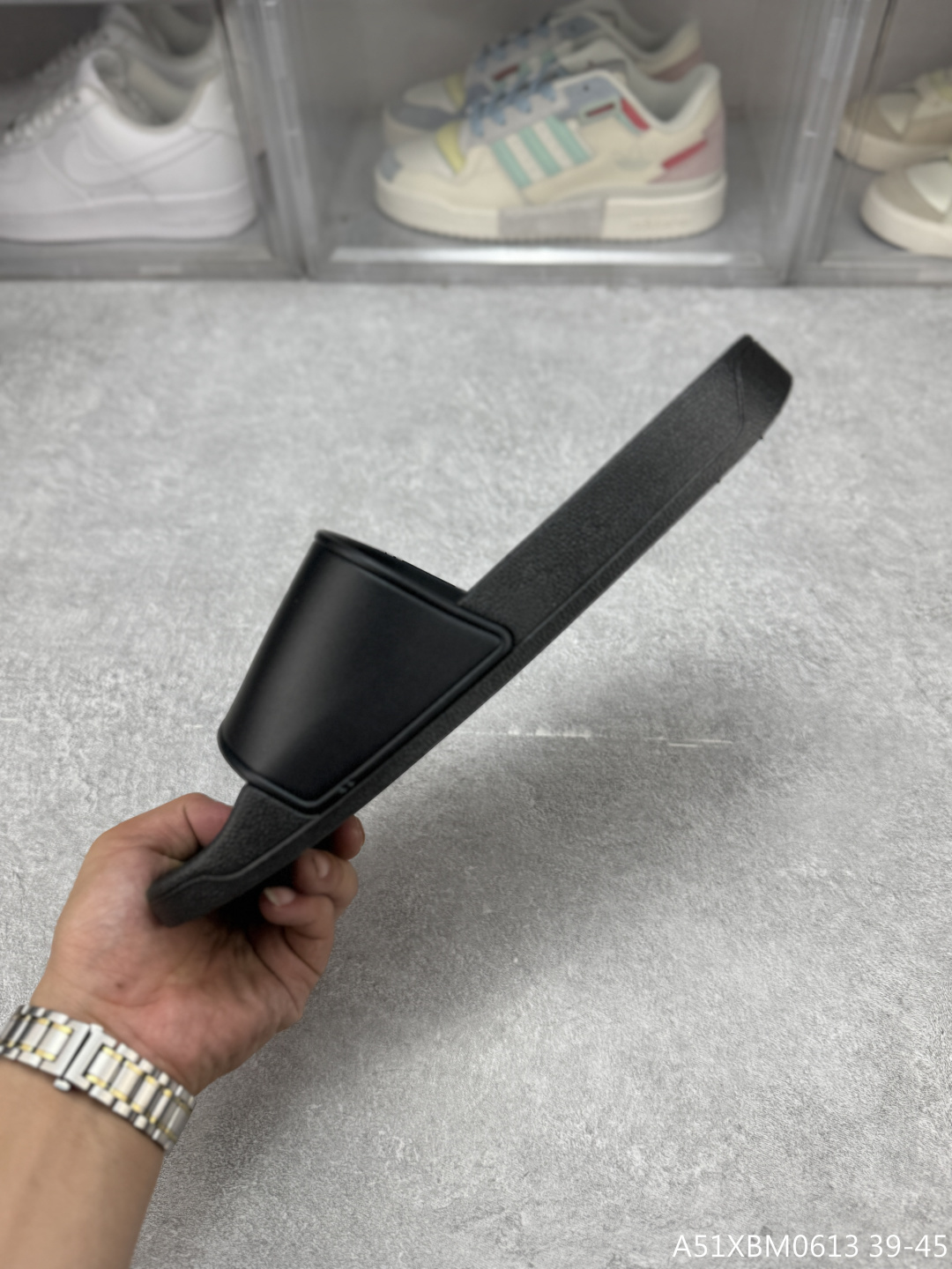 🈴️ 💰199
Arcteryx始祖鸟拖鞋，夏季必备款，柔软Q弹 强烈推介 /。鞋底很软，上脚轻盈舒适，穿脱方便，颜色百搭， 低调简单，上脚舒适轻便无负重感 
户外家居都🉑  内里橡胶可下水  舒适软底  #A51XBM0613 39-45
尺码：39-45