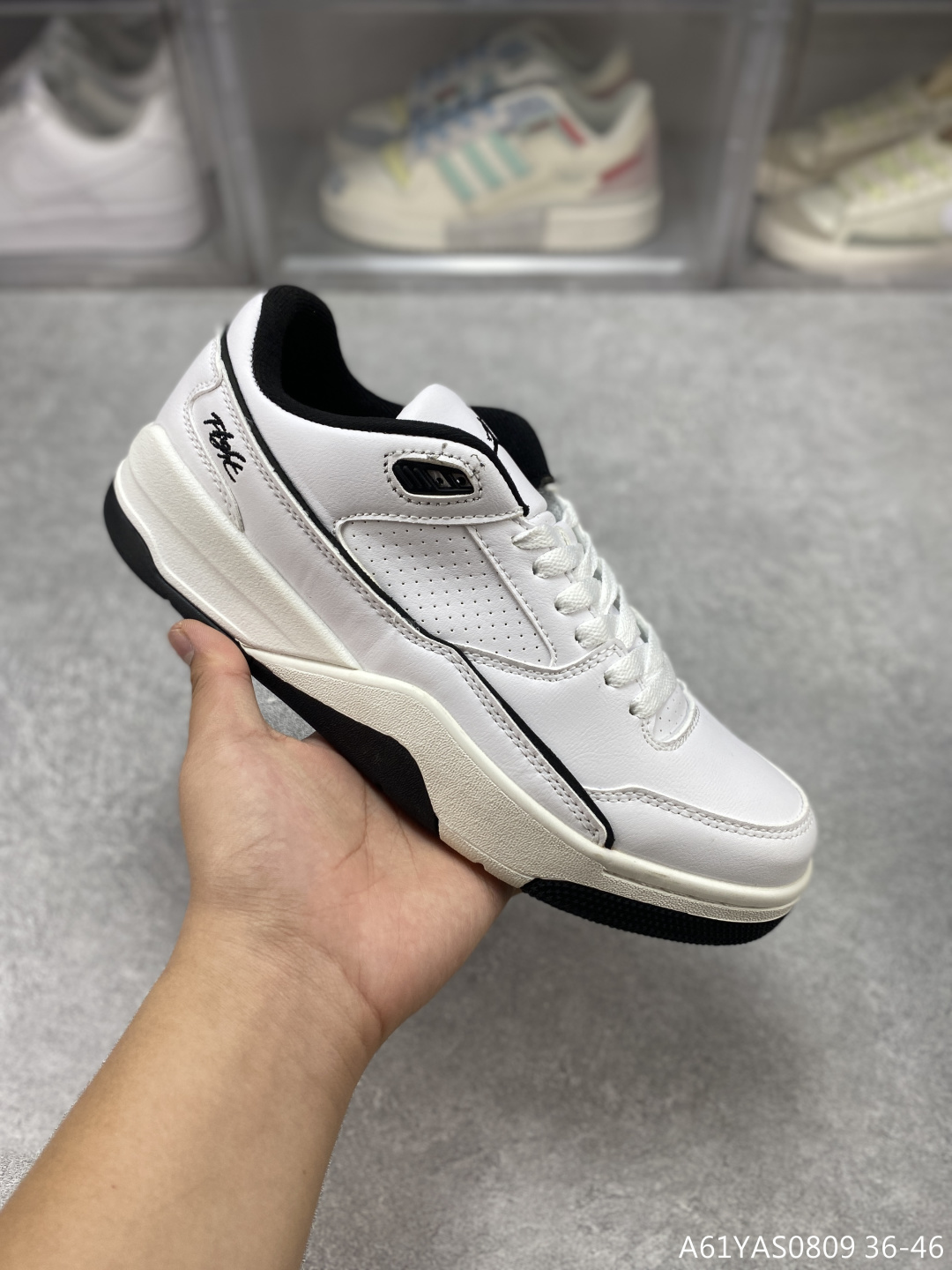 💰110
Jordan Air Jordan 4 RETRO复古单品 防滑 低帮 复古篮球鞋 男款黑米此款鞋采用近几年比较流行的版型设计，外观时尚大气。鞋底采用耐磨的材质，穿上它，让您感觉到舒适的体验
货号：HF3255  #A61YAS0809
尺码：36 36.5 37.5 38 38.5 39 40 40.5 41 42 42.5 43 44 45 46