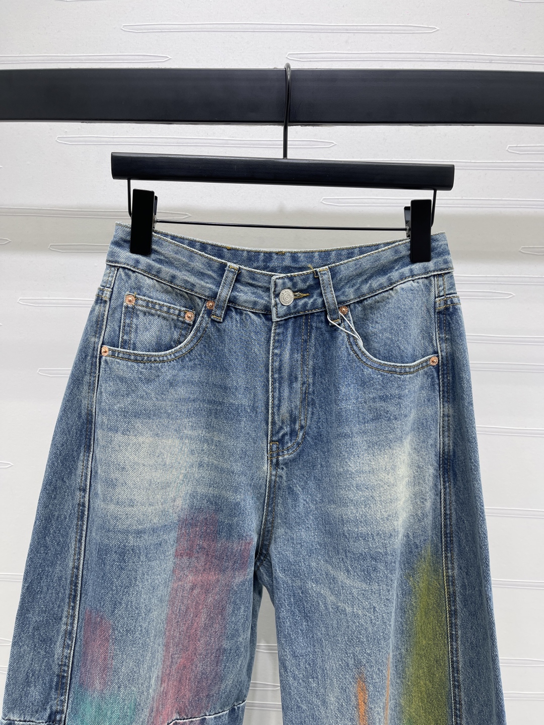 Rainbow Graffiti Jeans for Women: MM6 2025 Early Autumn Series – Stylish & Customizable! - 图片 4