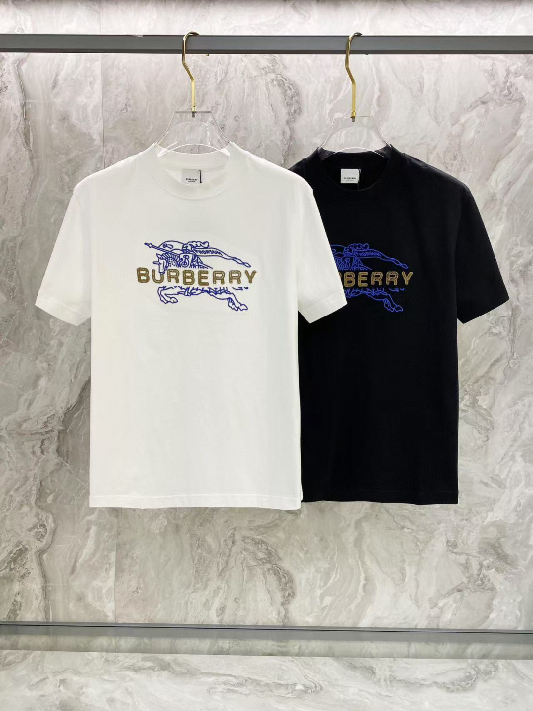 NO:150673,BBR 2025 summer new short-sleeved T-shirt, iconic war horse logo plus letter embroidery craftsmanship, personalized art series exclusively released on the entire network. The versatile details are perfectly processed 240 grams of pure cotton fabric is very exquisite. Original fabric. The same style of internet celebrities and celebrities. High-quality feel is very comfortable. Fashionable and personalized. Super versatile and beautiful style for men and women. Color black and white. Number of codes M-3XL, T-shirt,tees, t-shirt,alexander wang19860909BBR 2025夏季新款短袖T恤,标志性的战马logo加字母刺绣工艺,个性艺术系列全网独家首发 百搭款细节处理完美240克纯棉面料十分精致 原版面料 网红明星同款高版本 高品质手感非常舒服 时尚又个性 超级百搭好看的一款男女同款 颜色黑、白 码数M-3XL,,T-shirt,tees，t-shirt,alexander wang,Men's clothing