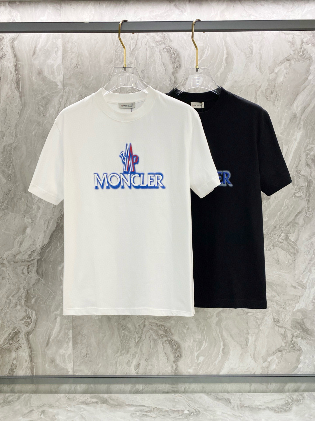 NO:150678,The new short-sleeved T-shirt for the 2025 summer, special spray painting and embroidery technology, the personalized art series exclusively released on the entire network. The versatile details are perfectly processed 240 grams of pure cotton fabric is very exquisite. Original fabric. The same style of Internet celebrities and celebrities. High-quality feel is very comfortable. Fashionable and personalized. Super versatile and beautiful style for men and women. Black and white. Number of codes M-3XL, Moncler, T-shirt,tees, t-shirt,alexander wang19860909蒙口2025夏季新款短袖T恤,特色的喷绘加刺绣工艺,个性艺术系列全网独家首发 百搭款细节处理完美240克纯棉面料十分精致 原版面料 网红明星同款高版本 高品质手感非常舒服 时尚又个性 超级百搭好看的一款男女同款 颜色黑、白 码数M-3XL,,Moncler,T-shirt,tees，t-shirt,alexander wang,Men's clothing