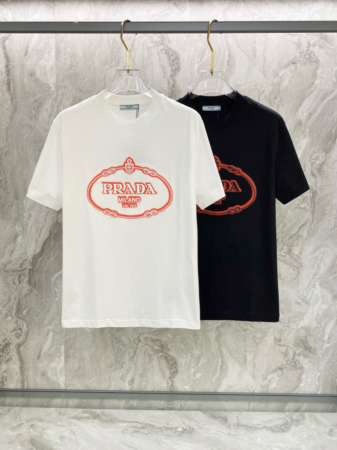 NO:150684,Prada's new short-sleeved T-shirt for summer 2025, special spray painting and embroidery craftsmanship, personalized art series exclusively released on the entire network. The versatile details are perfectly processed 240 grams of pure cotton fabric is very exquisite. Original fabric. The same style of internet celebrities and celebrities. High-quality feel is very comfortable. Fashionable and personalized. Super versatile and beautiful style for men and women. Black and white. Number of codes M-3XL, prada, T-shirt,tees, t-shirt,alexander wang19860909普拉达2025夏季新款短袖T恤,特色的喷绘加刺绣工艺,个性艺术系列全网独家首发 百搭款细节处理完美240克纯棉面料十分精致 原版面料 网红明星同款高版本 高品质手感非常舒服 时尚又个性 超级百搭好看的一款男女同款 颜色黑、白 码数M-3XL,,prada,T-shirt,tees，t-shirt,alexander wang,Men's clothing