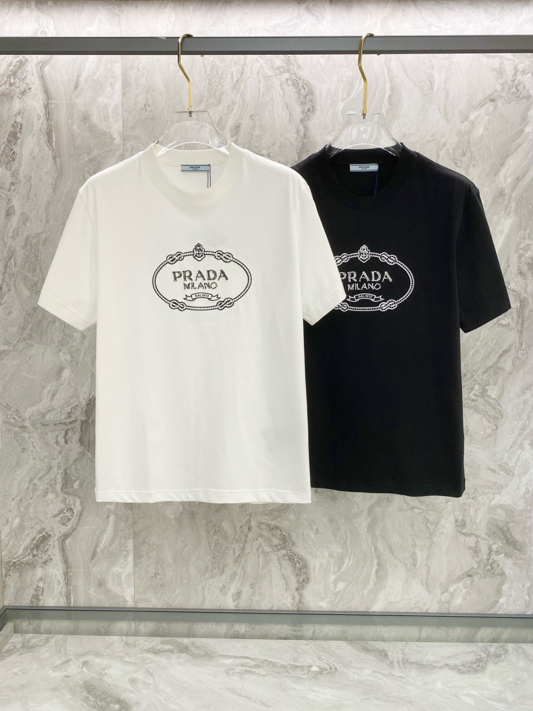 NO:150689,Prada's new short-sleeved T-shirt for summer 2025, special embroidery and beading craftsmanship, personalized art series exclusively released on the entire network. The versatile details are perfectly processed 240 grams of pure cotton fabric is very exquisite. Original fabric. The same style of internet celebrities and celebrities. High-quality feel is very comfortable. Fashionable and personalized. Super versatile and beautiful style for men and women. Color black and white. Number xs-L,,prada,T-shirt,tees,t-shirt,alexander wang19860909普拉达2025夏季新款短袖T恤,特色的刺绣加贴珠工艺,个性艺术系列全网独家首发 百搭款细节处理完美240克纯棉面料十分精致 原版面料 网红明星同款高版本 高品质手感非常舒服 时尚又个性 超级百搭好看的一款男女同款 颜色黑、白 码数xs-L,,prada,T-shirt,tees，t-shirt,alexander wang,Men's clothing