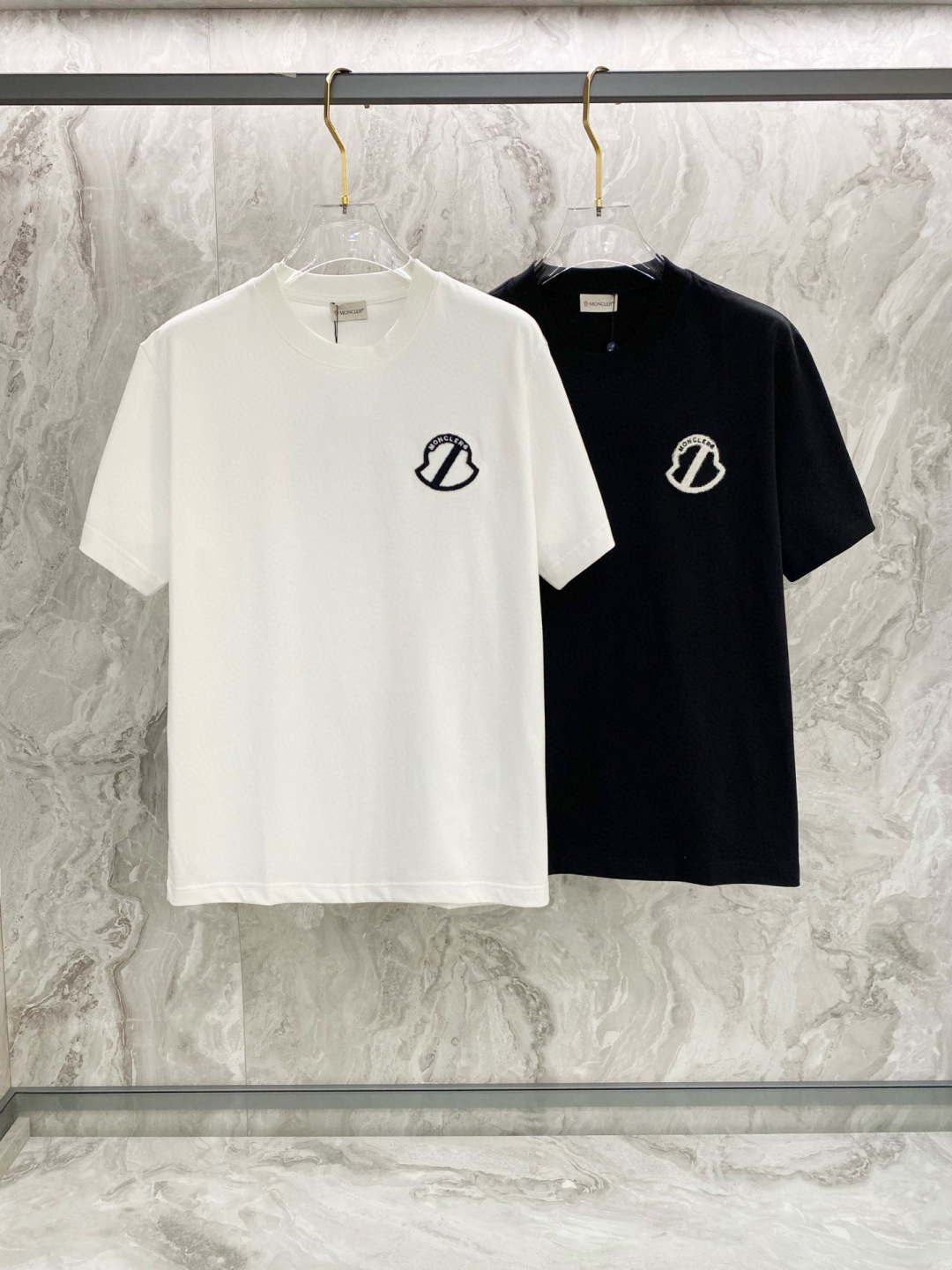 NO:150706,The new short-sleeved T-shirt for the 2025 summer, special wool embroidery craftsmanship, personalized art series exclusively released on the entire network. The versatile details are perfectly processed 240 grams of pure cotton fabric is very exquisite. Original fabric. The same style of Internet celebrities and celebrities. High-quality feel is very comfortable. Fashionable and personalized. Super versatile and beautiful style for men and women. Color black and white. Number xs-L, Moncler, T-shirt,tees, t-shirt,alexander wang19860909蒙口2025夏季新款短袖T恤,特色的毛绣工艺,个性艺术系列全网独家首发 百搭款细节处理完美240克纯棉面料十分精致 原版面料 网红明星同款高版本 高品质手感非常舒服 时尚又个性 超级百搭好看的一款男女同款 颜色黑、白 码数xs-L,,Moncler,T-shirt,tees，t-shirt,alexander wang,Men's clothing