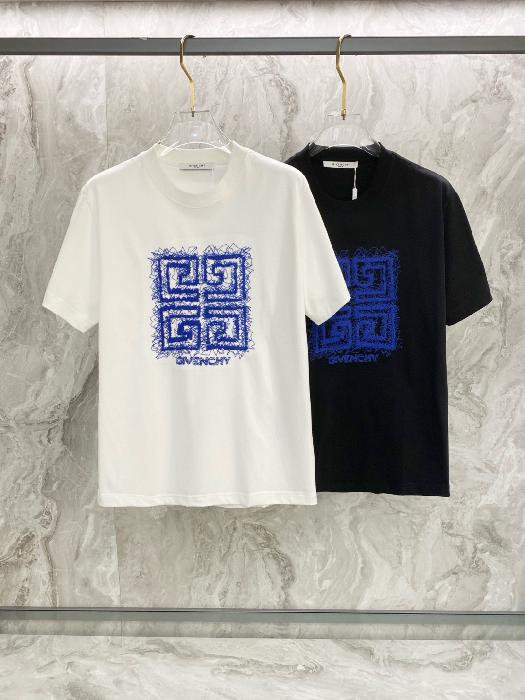 NO:150714,Givenchy's new short-sleeved T-shirt for summer 2025, special thread embroidery craftsmanship, personalized art series exclusively released on the entire network. The versatile details are perfectly processed 240 grams of pure cotton fabric is very exquisite. Original fabric. The same style of internet celebrities and celebrities. High-quality feel is very comfortable. Fashionable and personalized. Super versatile and beautiful style for men and women. Color black and white. Number xs-L, givenchy, T-shirt,tees, t-shirt,alexander wang19860909纪梵希2025夏季新款短袖T恤,特色的线绣工艺,个性艺术系列全网独家首发 百搭款细节处理完美240克纯棉面料十分精致 原版面料 网红明星同款高版本 高品质手感非常舒服 时尚又个性 超级百搭好看的一款男女同款 颜色黑、白 码数xs-L,,givenchy,T-shirt,tees，t-shirt,alexander wang,Men's clothing