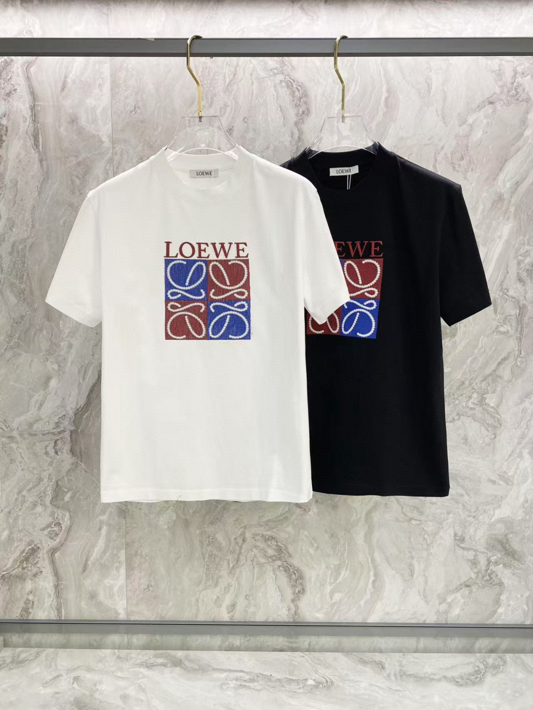 NO:150722,Luo Yiwei's new short-sleeved T-shirt in summer 2025, special embroidery craftsmanship, personalized art series exclusively launched on the entire network. The versatile details are perfectly processed 240 grams of pure cotton fabric is very exquisite. Original fabric. The same style of Internet celebrities and celebrities. High-quality feel is very comfortable. Fashionable and personalized. Super versatile and beautiful style for men and women. Black and white. Number of codes M-3XL, loewe, T-shirt,tees, t-shirt,alexander wang19860909罗意威2025夏季新款短袖T恤,特色的刺绣工艺,个性艺术系列全网独家首发 百搭款细节处理完美240克纯棉面料十分精致 原版面料 网红明星同款高版本 高品质手感非常舒服 时尚又个性 超级百搭好看的一款男女同款 颜色黑、白 码数M-3XL,,loewe,T-shirt,tees，t-shirt,alexander wang,Men's clothing