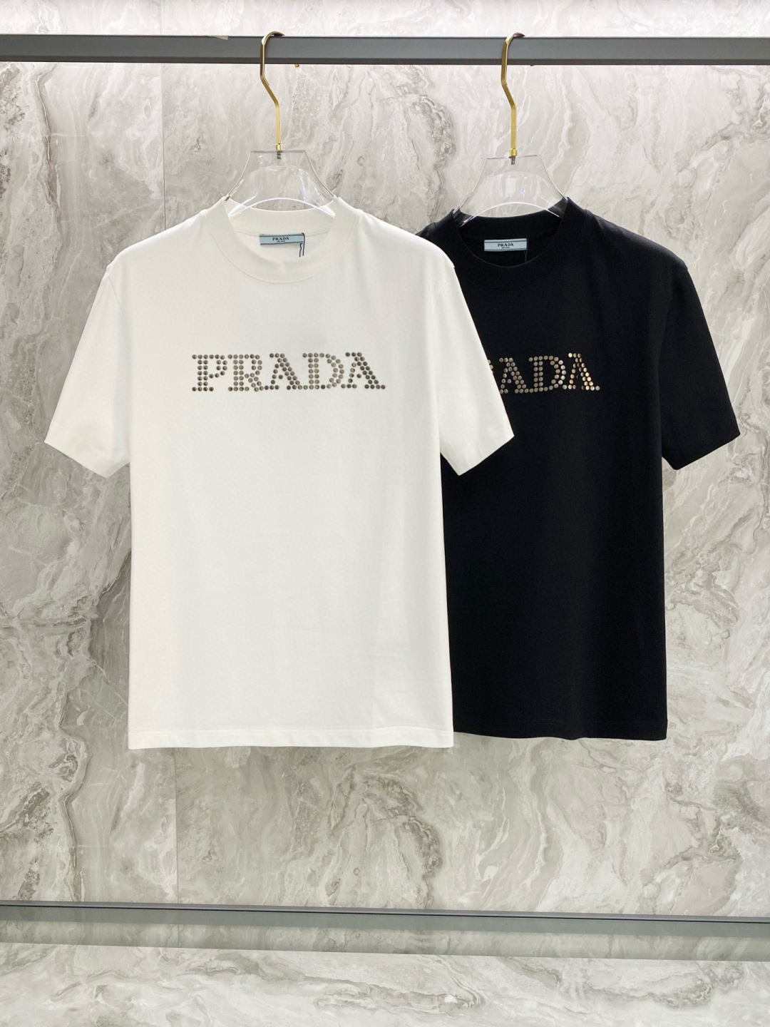NO:150730,Prada 2025 summer new short-sleeved T-shirt, special metal beading craftsmanship, personalized art series exclusively released on the entire network. The versatile details are perfectly processed 240 grams of pure cotton fabric is very exquisite. Original fabric. The same style of internet celebrities and celebrities. High-quality feel is very comfortable. Fashionable and personalized. Super versatile and beautiful style for men and women. Black and white. Number of codes M-3XL, prada, T-shirt,tees, t-shirt,alexander wang19860909普拉达2025夏季新款短袖T恤,特色的金属贴珠工艺,个性艺术系列全网独家首发 百搭款细节处理完美240克纯棉面料十分精致 原版面料 网红明星同款高版本 高品质手感非常舒服 时尚又个性 超级百搭好看的一款男女同款 颜色黑、白 码数M-3XL,,prada,T-shirt,tees，t-shirt,alexander wang,Men's clothing